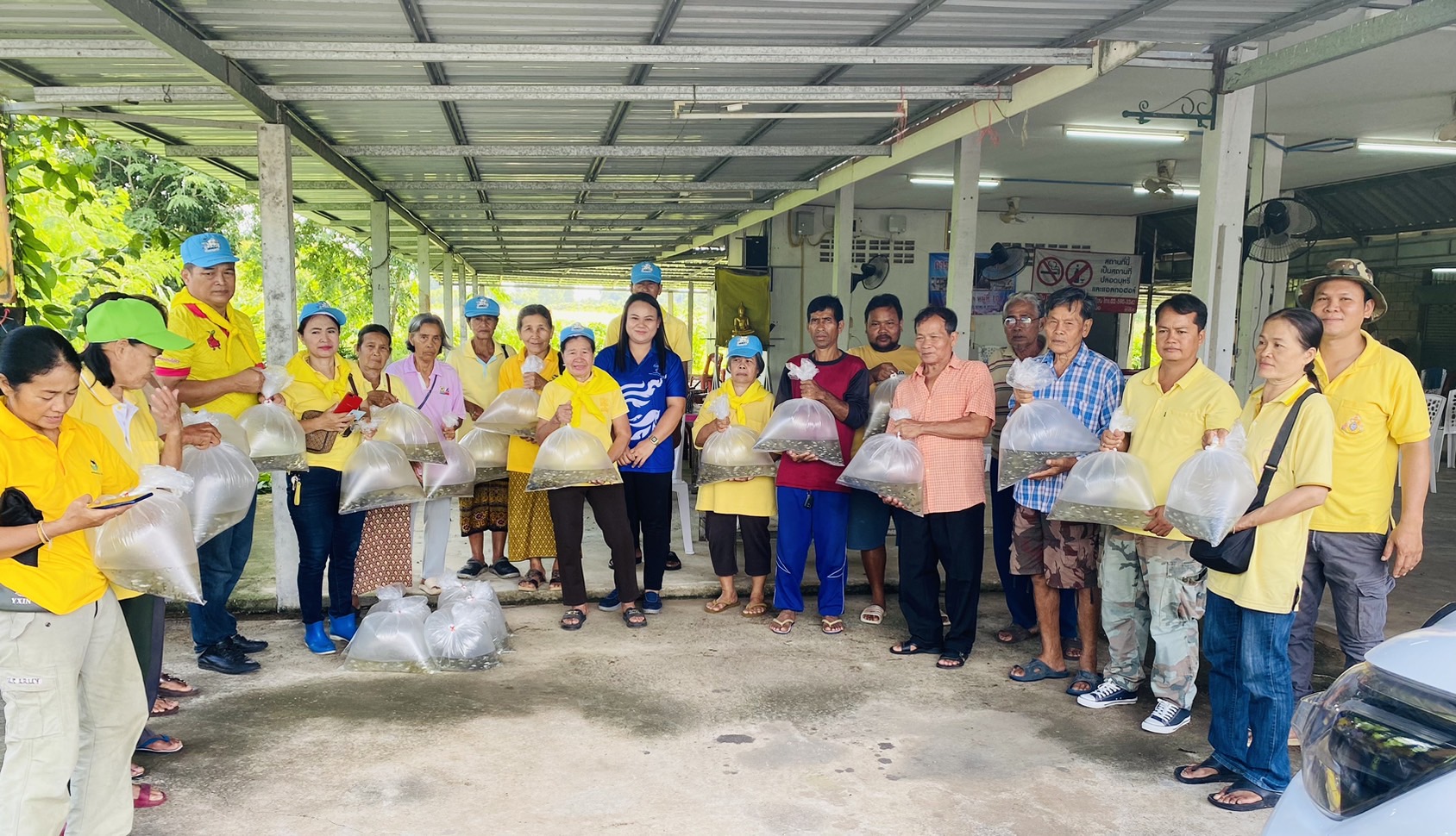 มอบปัจจัยการผลิต โครงการศูนย์เรียนรู้การเพิ่มประสิทธิภาพการผลิตสินค้าเกษตร ประจำปี 2567 กิจกรรมถ่ายทอดเทคโนโลยีด้านการประมง