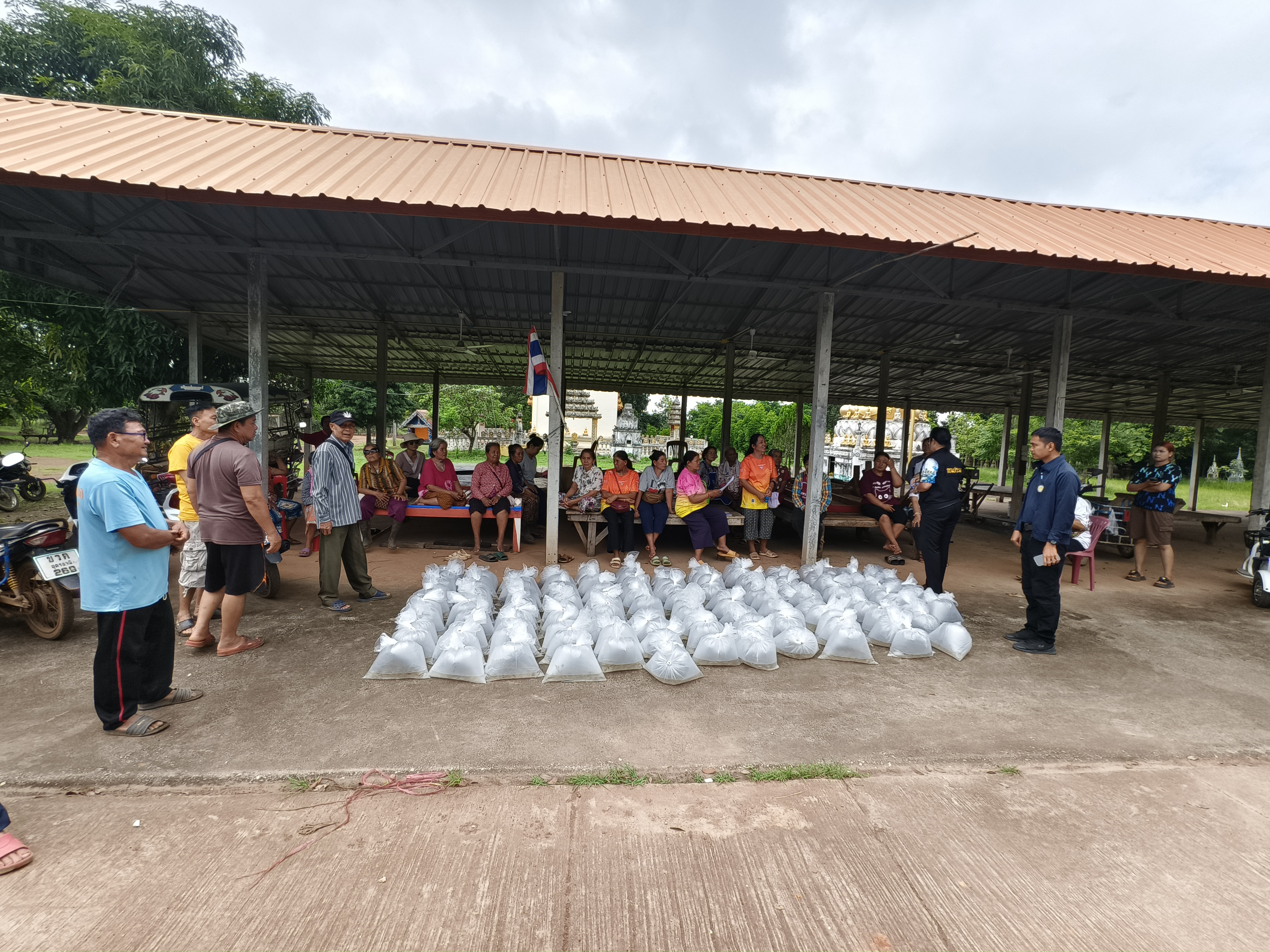 ส่งมอบปัจจัยการผลิตแก่เกษตรกรในโครงฟาร์มตัวอย่างในสมเด็จพระนางเจ้าสิริกิติ์ พระบรมราชินีนาถ พระบรมราชชนนีพันปีหลวง บ้านจันทร์..คลิก