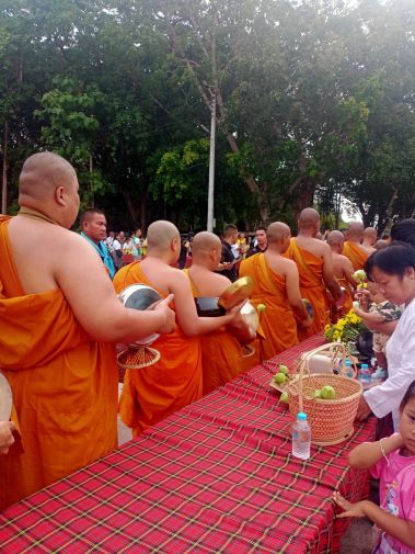 พิธีตักบาตรดอกไม้และพิธีแห่ผ้าขึ้นห่มมณฑปที่ประดิษฐานรอยพระพุทธบาท..คลิก