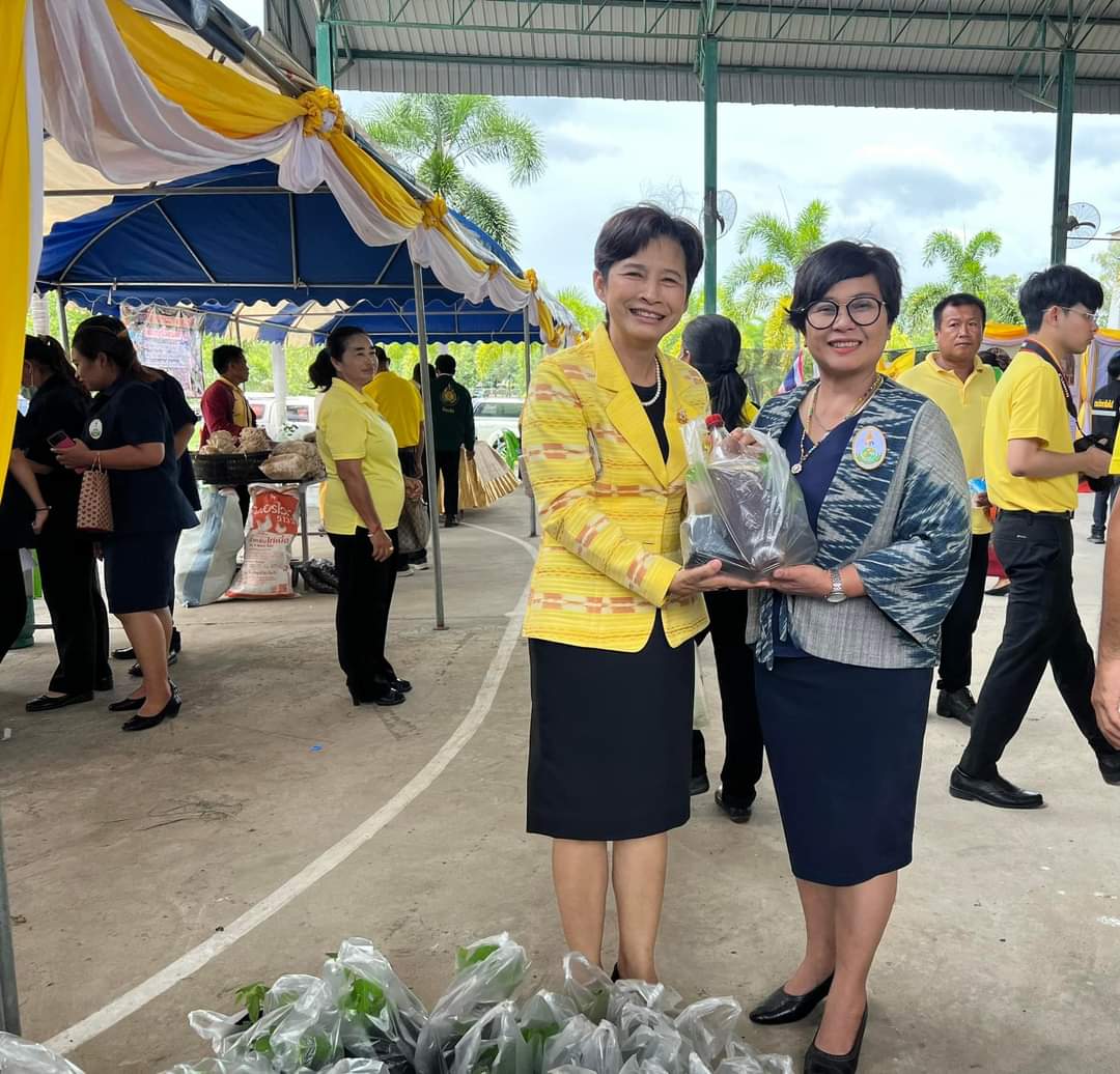 ร่วมออกหน่วยบริการโครงการคลีนิกเกษตรเคลื่อนที่ในพระราชานุเคราะห์ สมเด็จพระบรมโอรสาธิราชฯ สยามมกุฎราชกุมารเฉลิมพระเกียรติพระบาทสมเด็จพระเจ้าอยู่หัว เนื่องในโอกาสพระราชพิธีมหามงคลเฉลิมพระชนมพรรษา 6 รอบ..คลิก
