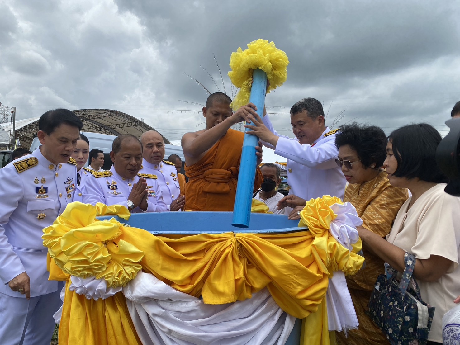 วันที่ 1 สิงหาคม 2567 นายพัฒนพงศ์  ชูแสง ประมงจังหวัดปทุมธานี   พร้อมด้วย นายศุภโชค  แทรกสุข หัวหน้ากลุ่มบริหารจัดการด้านการประมง นายมณเฑียร  เกษตรสมบูรณ์ ประมงอำเภอหนองเสือ และเจ้าหน้าที่สำนักงานฯ        ร่วมกิจกรรมพิธีเจริญพระพุทธมนต์เฉลิมพระเกียรติ ถวายพระพรชัยมงคล พระบาทสมเด็จพระเจ้าอยู่หัว และสมเด็จพระนางเจ้าสิริกิติ์ฯ  พระบรมราชินีนาถ พระบรมราชชนนีพันปีหลวง พร้อมทั้งปล่อยพันธุ์สัตว์น้ำ จำนวน 9,999 ตัว โดยได้รับการสนับสนุนพันธุ์สัตว์น้ำจากศูนย์วิจัยและพัฒนาการเพาะเลี้ยงสัตว์น้ำจืดปทุมธานี โดยมี เจ้าพระคุณสมเด็จพระมหาวีรวงศ์ เป็นประธานฝ่ายสงฆ์ พลอากาศตรี สุพิชัย สุนทรบุระ รองราชเลขาธิการสำนักพระราชการ เป็นประธานฝ่ายฆราวาส พร้อมด้วยนายสุทธิพงษ์  จุลเจริญ ปลัดกระทรวงมหาดไทย เป็นประธานงานเททองหล่อองค์พระประธานหน้าตัก 72 นิ้ว ปางมารวิชัย และพระอัครสาวก จำนวน 5 องค์ ณ วัดบางหลวงหัวป่า สาขาวัดระฆังโฆสิตาราม อำเภอเมืองปทุมธานี จังหวัดปทุมธานี