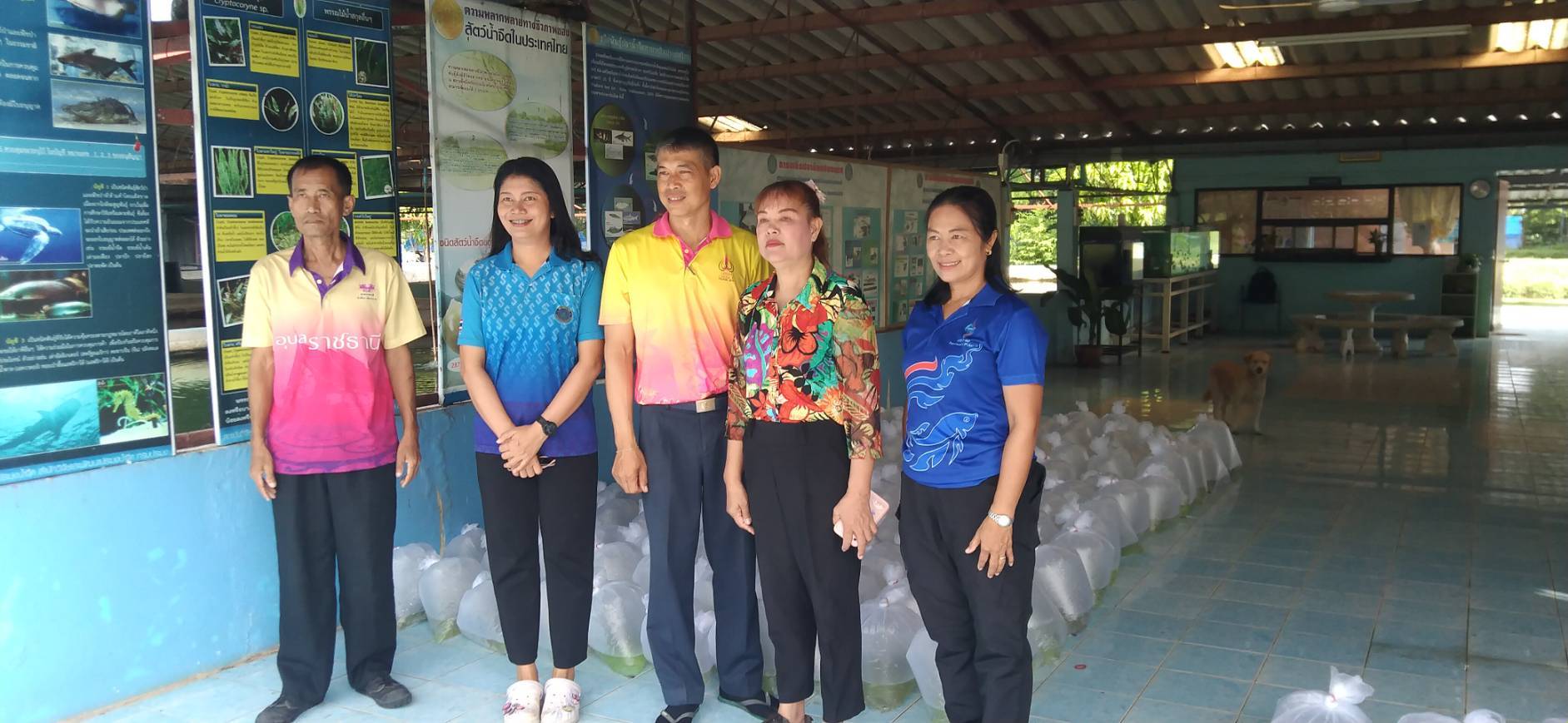 ประมงอำเภอวารินชำราบ ส่งมอบพันธุ์ปลาแก่ผู้นำชุมชนในพื้นที่อำเภอวารินชำราบ..คลิก