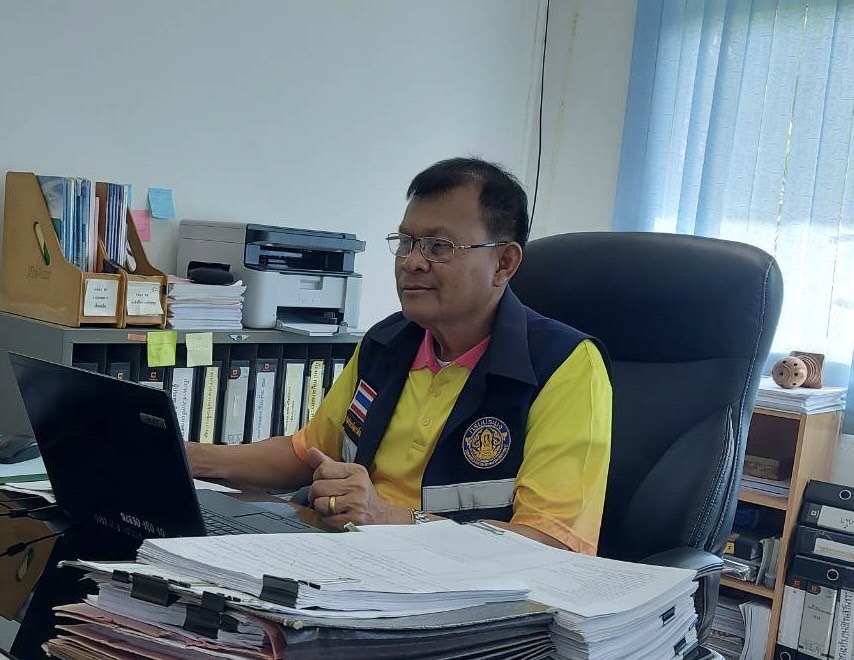 ประมงอุบลฯ ร่วมประชุมการประชาสัมพันธ์การขนส่งสัตว์น้ำมีชีวิตผ่านระบบบขนส่งไปรษณีย์ไทยผ่านระบบการประชุมทางไกล Zoom meeting  ?? วันที่ 28 สิงหาคม 2567 เวลา 09.30 น.  ?? นายสุริยันต์ วรรณวงษ์ประมงจังหวัดอุบลราชธานี มอบหมายให้นายสุนทร รุ่งเรือง หัวหน้าดลุ่มบริหารจัดการด้านการประมง เข้าร่วมประชุมการประชาสัมพันธ์การขนส่งสัตว์น้ำมีชีวิตผ่านระบบบขนส่งไปรษณีย์ไทย ผ่านระบบการประชุมทางไกล Zoom meeting ณ สำนักงานประมงจังหวัดอุบลราชธานี เพื่อเป็นการส่งเสริม สนับสนุน  และพัฒนาอาชีพที่เกี่ยวกับการประมง เพิ่มความสามารถในการประกอบอาชีพให้เกษตรกร สร้างรายได้ จากการหาช่องทางการตลาดใหม่ๆ  โดยสัตว์น้ำมีชีวิตที่สามารถขนส่งผ่านระบบขนส่งไปรษณีย์มีรายชื่อ ดังนี้         1?? ปลากัด           2?? ปลาสอด           3?? ปลาหางนกยูง          4?? หอยฝาเดียวและไข่หอย          5?? กบ          6?? ปลาไหล          7?? พรรณไม้น้ำ  โดยกำหนดรูปแบบในการบรรจุ และหีบห่อด้วยกล่องของไปรษณีย์ไทย โดยไปรษณีย์ไทยจะดำเนินการจัดส่งในรูปแบบ EMS เท่านั้น การประชุมในครั้งนี้ มีนายประพันธ์ ลีปายะคุณ รองอธิบดีกรมประมง เป็นประธานการประชุมฯ..คลิก