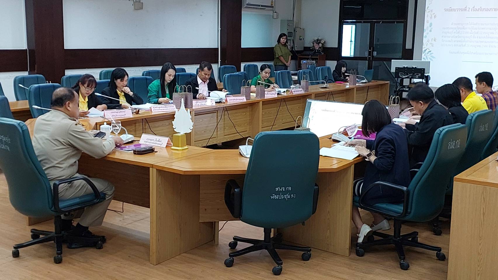 เข้าร่วมประชุมคณะอนุกรรมการบริหารกองทุนหมุนเวียนเพื่อการกู้ยืมแก่เกษตรกรและผู้ยากจน (อบก.) ส่วนจังหวัดกาญจนบุรี ครั้งที่ 1/2567..คลิก