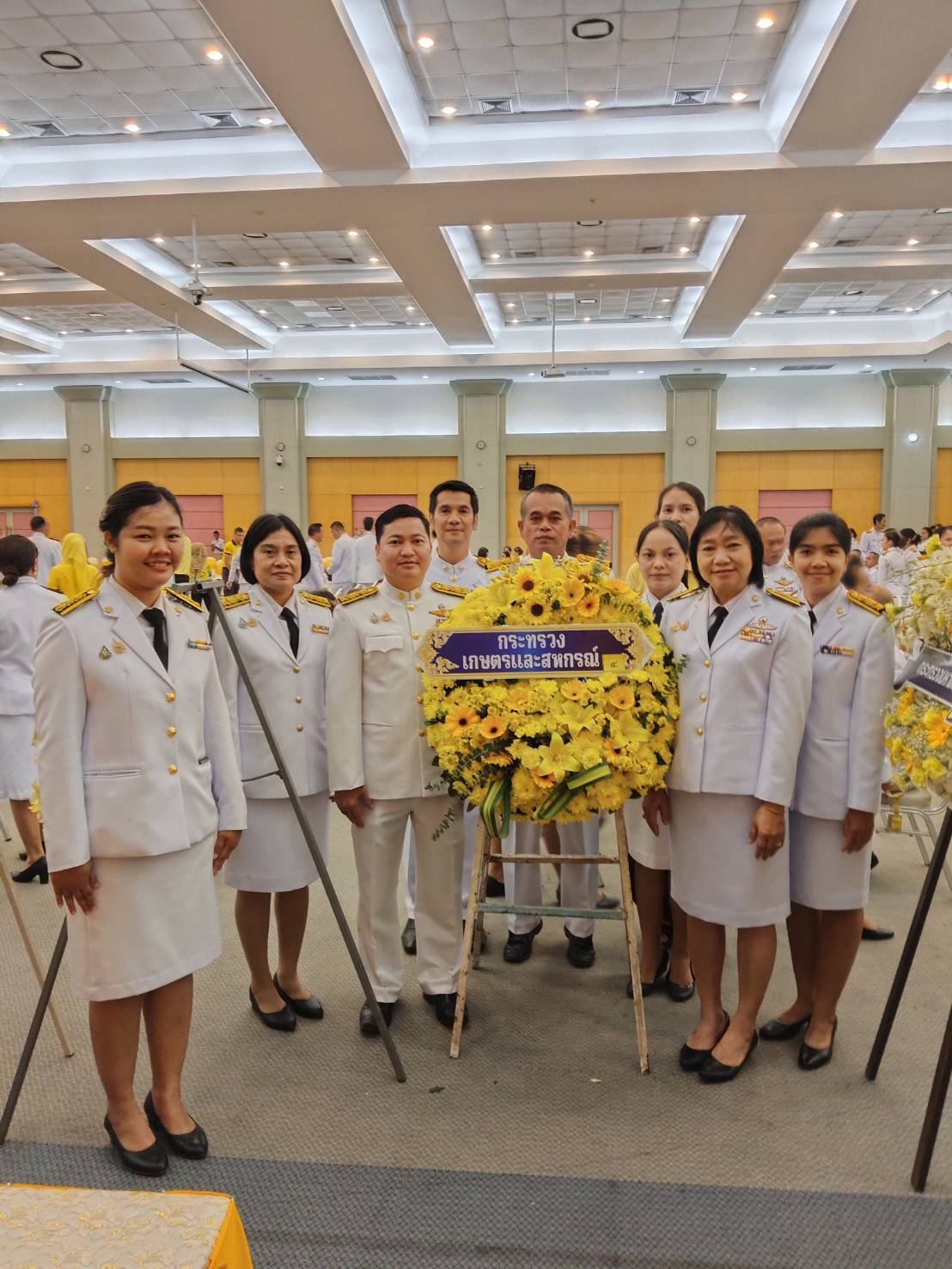 พิธีทำบุญตักบาตรถวายพระราชกุศล พิธีวางพวงมาลาและถวายราชสดุดี..คลิก