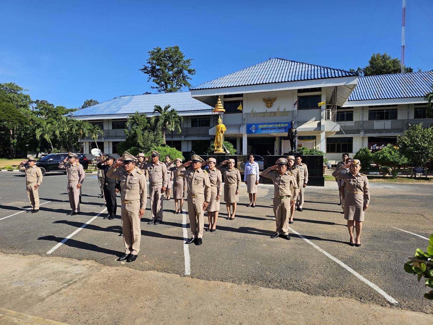 ประมงอำเภอเขื่องในร่วมกิจกรรมเข้าแถวเคารพธงชาติ