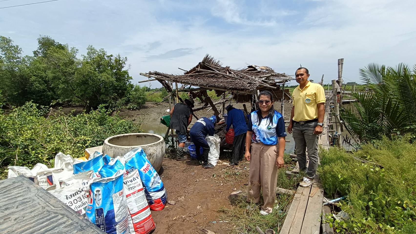 กำกับควบคุมดูแลการใช้เครื่องมืออวนทับตลิ่ง ซึ่งเป็นเครื่องมือที่ได้รับอนุญาตให้ทำการประมง..คลิก