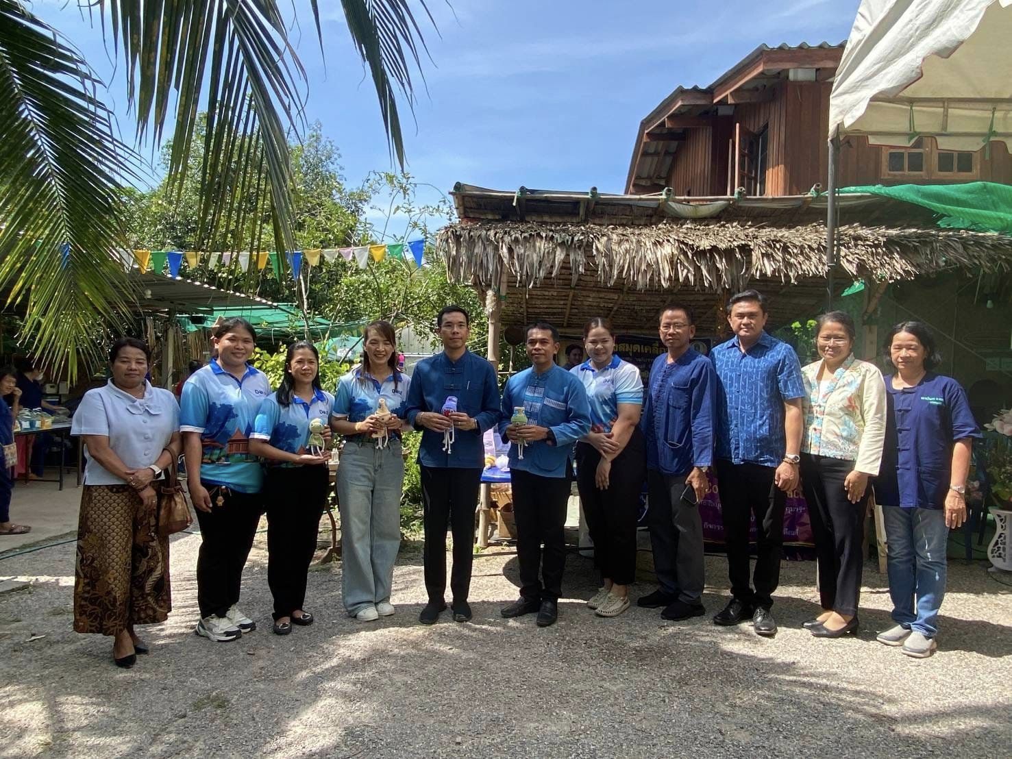 เป็นเกียรติงานฉลองครบรอบ 2 ปี การเปิดตลาดบ้านสวน ณ คลองตาจ่า..คลิก