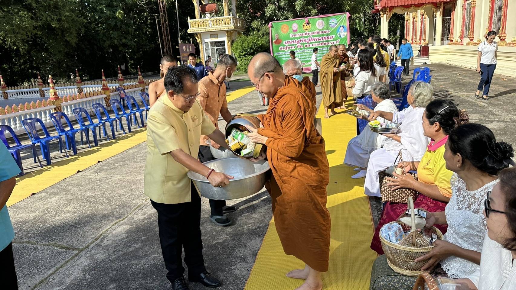 ประมงอำเภอวารินชำราบ ร่วมกิจกรรม เข้าวัดแต่งผ้าไทยใส่บาตรทุกวันธรรมสวนะ..คลิก