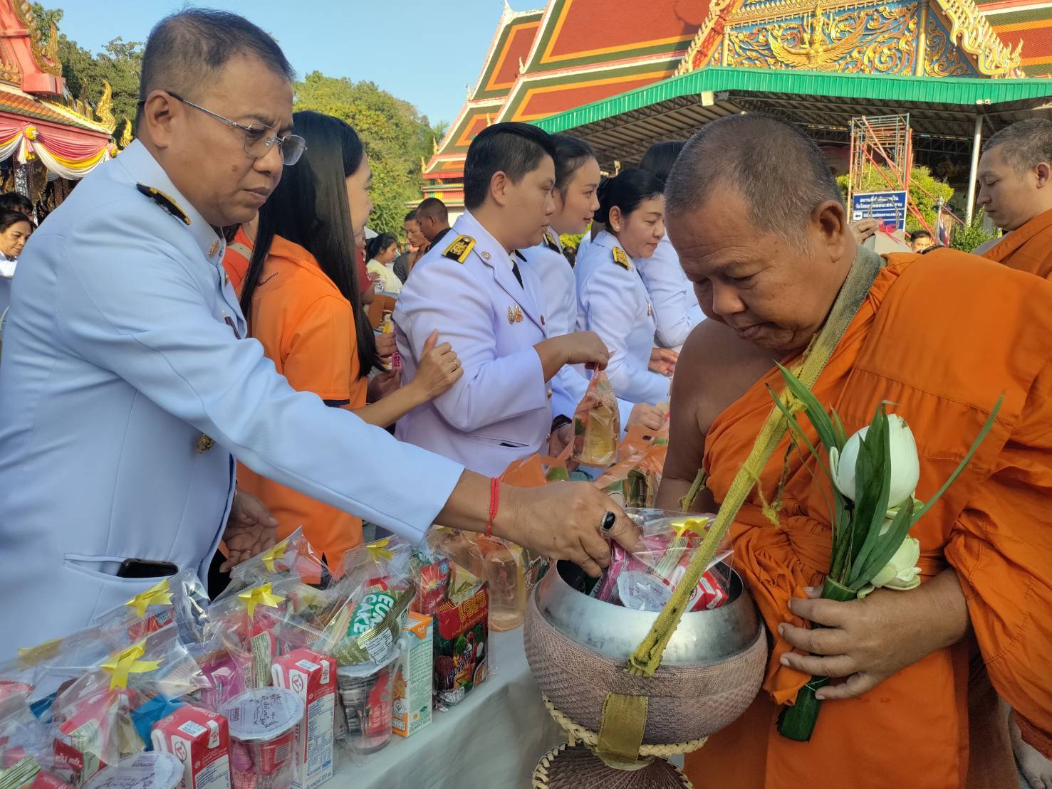 ร่วมพิธีสวดพระพุทธมนต์ และทำบุญตักบาตรถวายพระราชกุศล เนื่องในโอกาสคล้ายวันประสูติ สมเด็จพระเจ้าลูกเธอ เจ้าฟ้าพัชรกิติยาภา นเรนทิราเทพยวดี กรมหลวงราชสาริณีสิริพัชร มหาวัชรราชธิดา..คลิก
