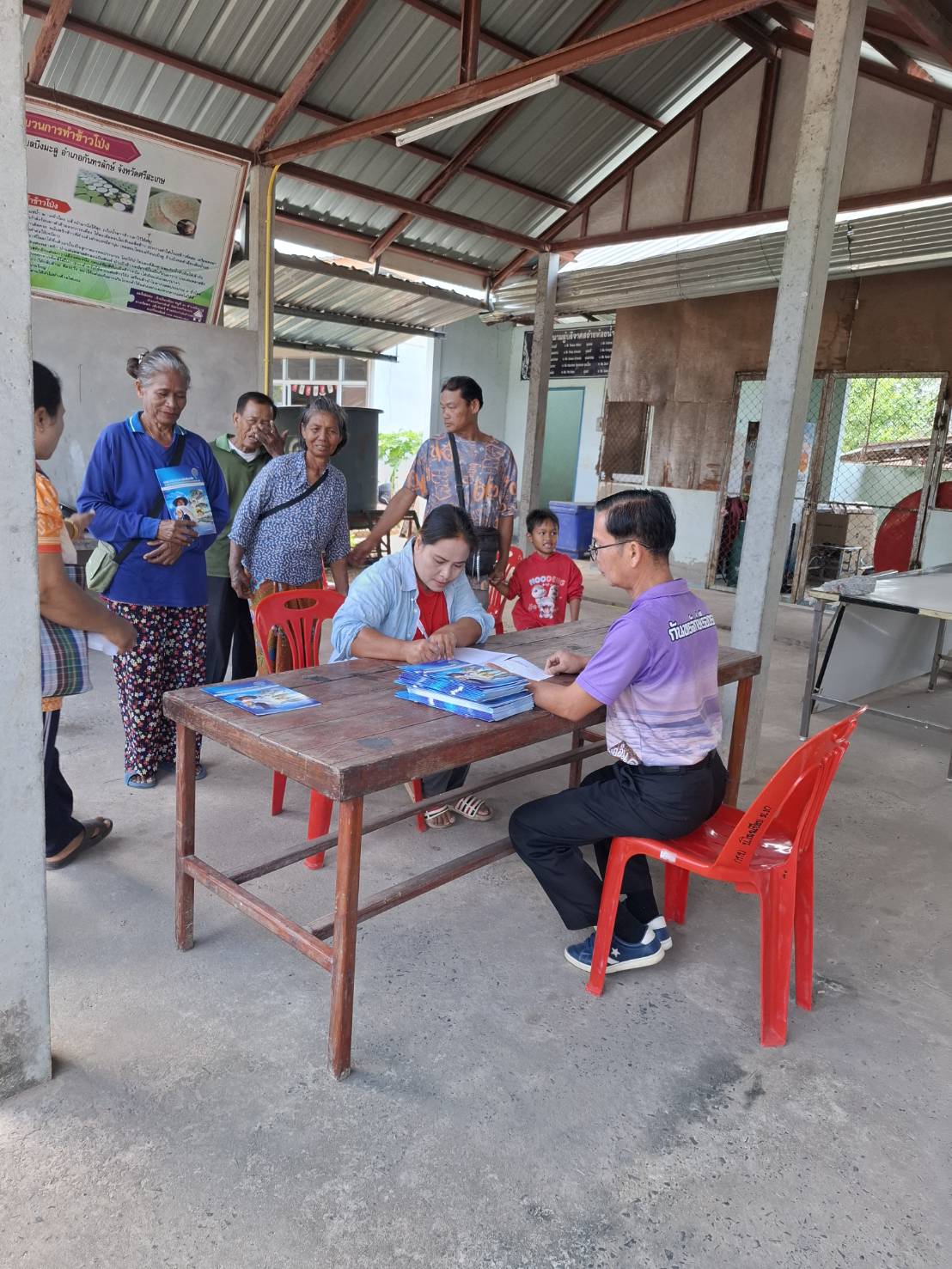 ลงพื้นที่ส่งเสริมองค์ความรู้ และมอบปัจจัยการผลิตโครงการพัฒนาเกษตรกรรมยั่งยืน กิจกรรมพัฒนาเกษตรทฤษฎีใหม่ ปีงบประมาณ 2568 อำเภอกันทรลักษ์