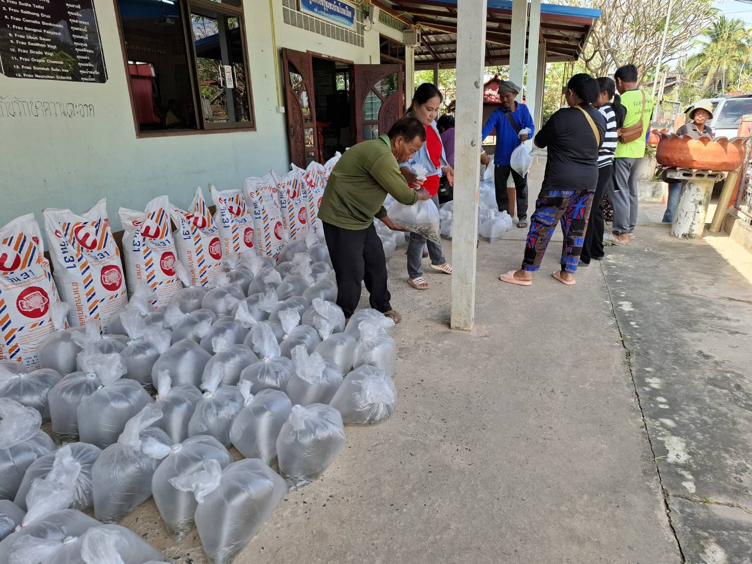 ลงพื้นที่ส่งเสริมองค์ความรู้ และมอบปัจจัยการผลิตโครงการพัฒนาเกษตรกรรมยั่งยืน กิจกรรมพัฒนาเกษตรทฤษฎีใหม่ ปีงบประมาณ 2568 อำเภอกันทรลักษ์