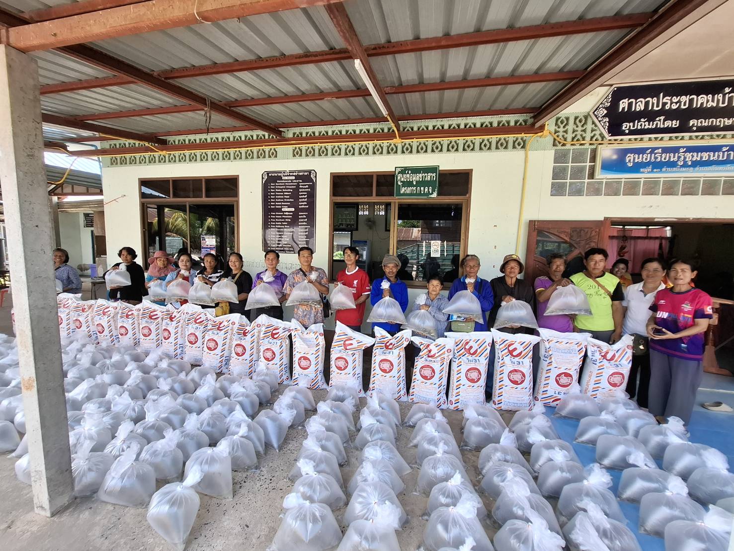 ลงพื้นที่ส่งเสริมองค์ความรู้ และมอบปัจจัยการผลิตโครงการพัฒนาเกษตรกรรมยั่งยืน กิจกรรมพัฒนาเกษตรทฤษฎีใหม่ ปีงบประมาณ 2568 อำเภอกันทรลักษ์