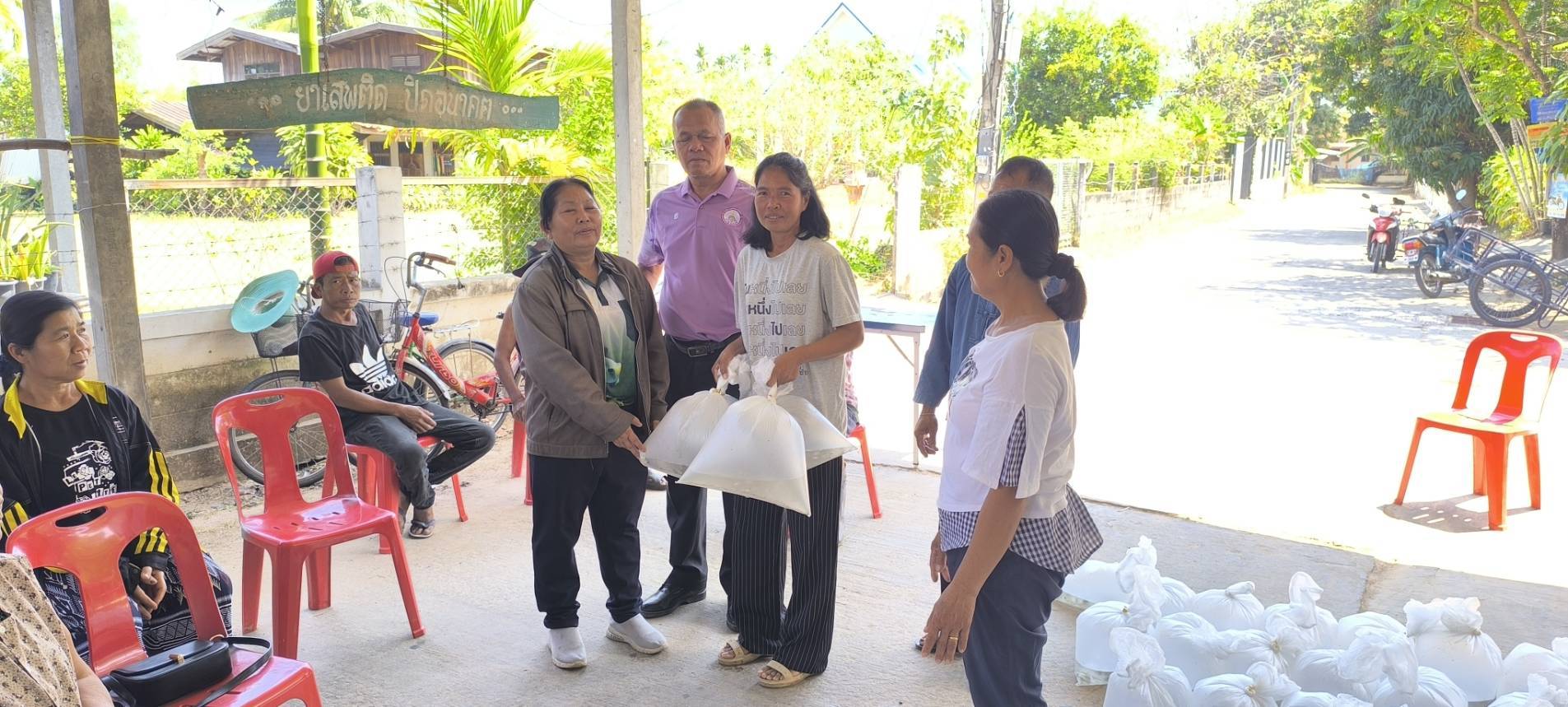 ถ่ายทอดความรู้ให้แก่เกษตรกรโครงการศูนย์เรียนรู้การเพิ่มประสิทธิภาพการผลิตสินค้าเกษตร อำเภอเมือง