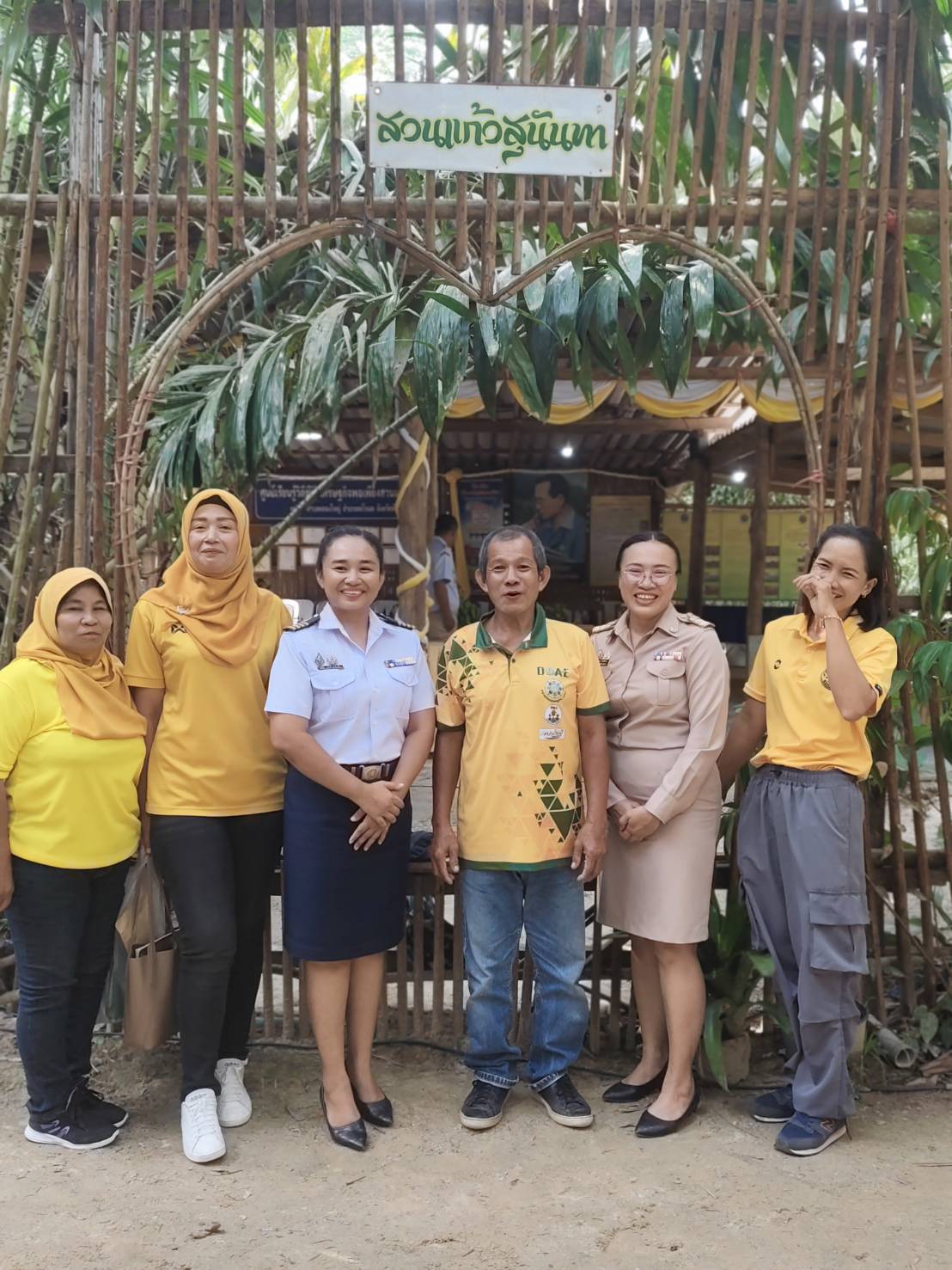 ประมงอำเภอตะโหมด เข้าร่วมกิจกรรมการประกวดโครงการ  1 จังหวัด 1 ศูนย์เรียนรู้ โครงการอันเนื่องมาจากพระราชดำริ ต้นแบบ ณ ศูนย์เรียนรู้วิถีชีวิตเศรษฐกิจพอเพียงสวนแก้วสุนันทา  (นางสุนันทา อุทัยรังษี)  บ้านคลองใหญ่ หมู่ที่ 1 ตำบลคลองใหญ่ อำเภอตะโหมด จังหวัดพัทลุง..คลิก