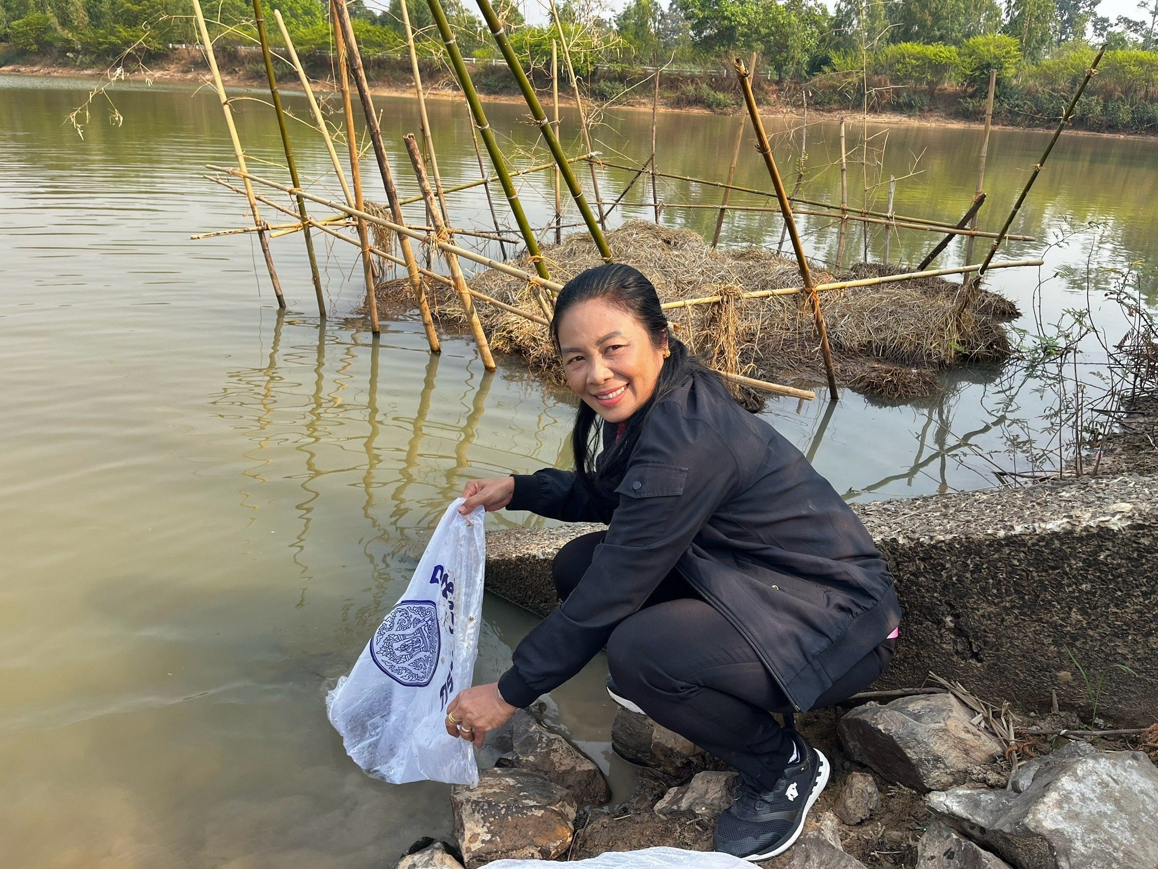 ประมงอำเภอวารินชำราบ ดำเนินงานตามแผนงานโครงการ บริหารจัดการทรัพยากรประมง การเพิ่มผลผลิตสัตว์น้ำในแหล่งน้ำชุมช นเพื่อเพิ่มรายได้ และลดค่าครองชีพของประชาชน ประจำปีงบประมาณ 2568