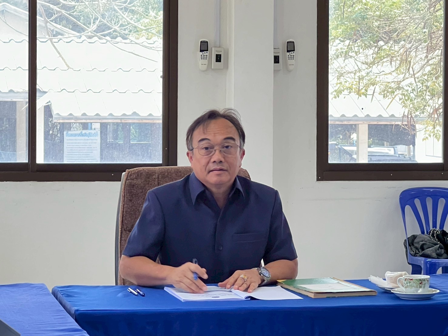 นายวิศณุพร รัตนตรัยวงศ์ ผู้อำนวยการกองวิจัยและพัฒนาการเพาะเลี้ยงสัตว์น้ำจืด พร้อมด้วยนายสุภาพ แก้วละเอียด ผู้เชี่ยวชาญด้านการเพาะเลี้ยงสัตว์น้ำจืด ลงพื้นที่สำรวจแหล่งน้ำในจังหวัดอ่างทอง