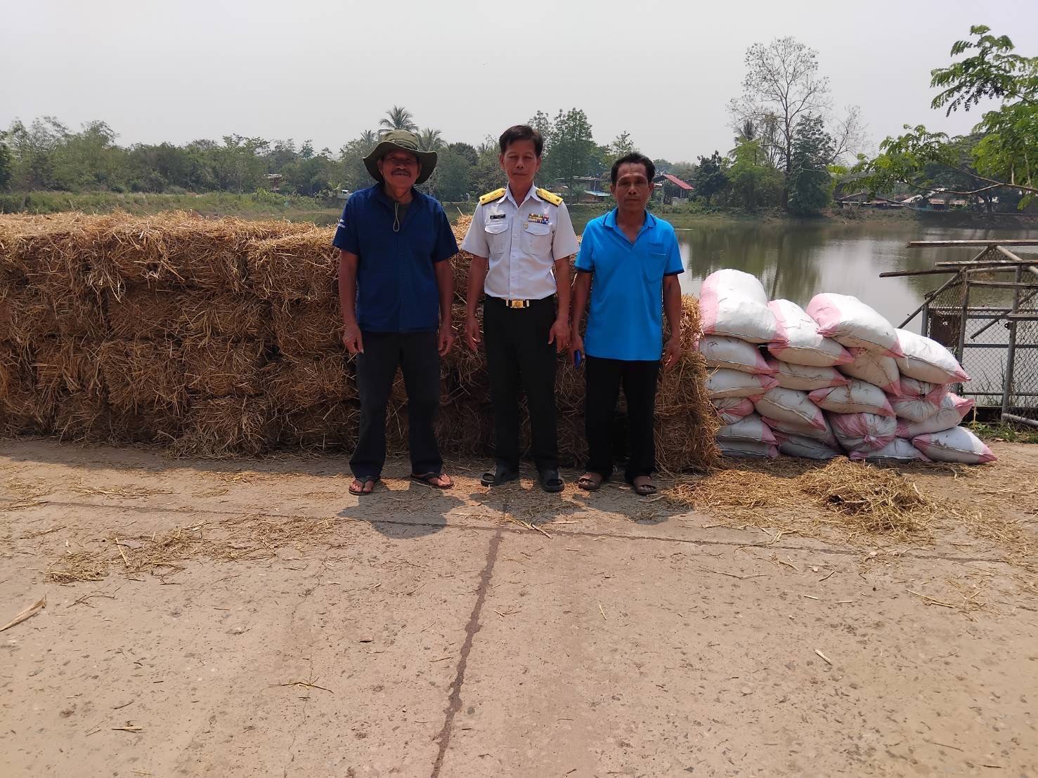 ร่วมกับคณะกรรมการแหล่งน้ำ ตรวจรับวัสดุ และสร้างคอกอาหารธรรมชาติในแหล่งน้ำ