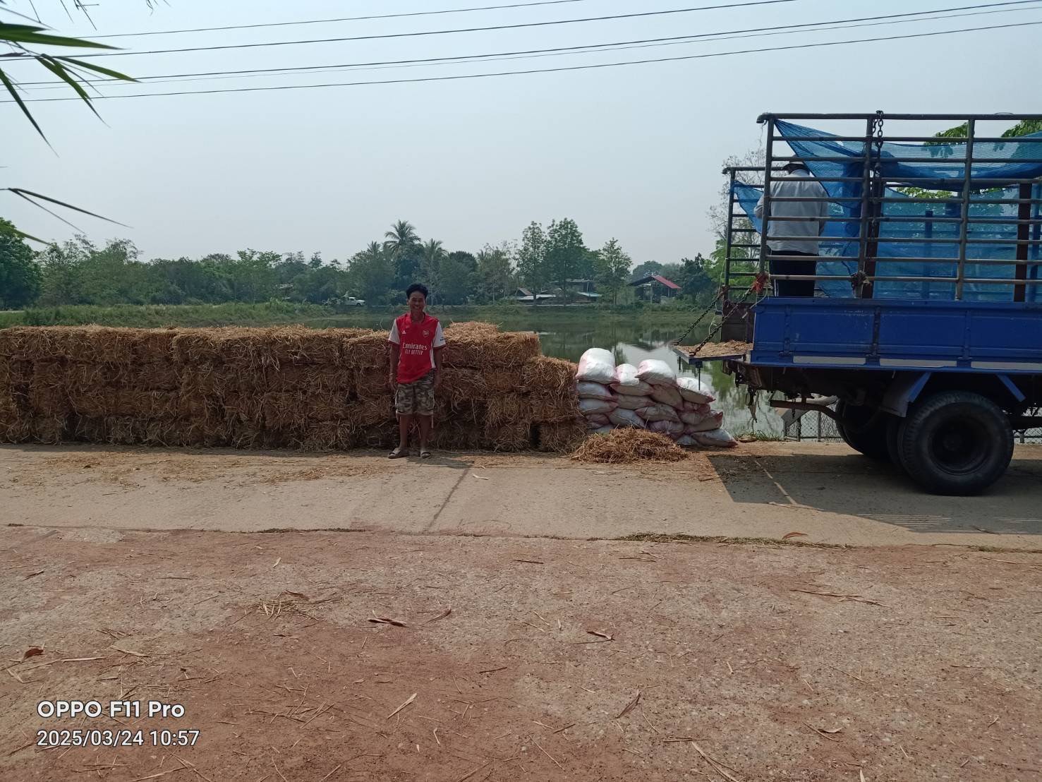 ร่วมกับคณะกรรมการแหล่งน้ำ ตรวจรับวัสดุ และสร้างคอกอาหารธรรมชาติในแหล่งน้ำ..คลิก