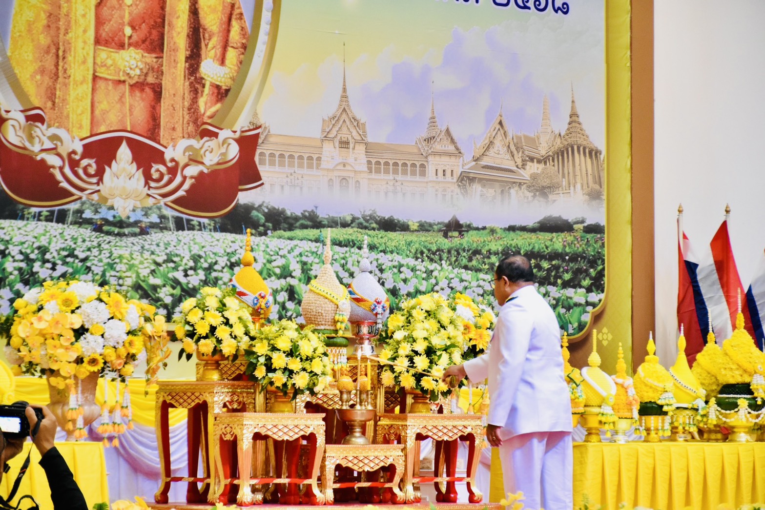ร่วมพิธีถวายสักการะ วางพานพุ่มดอกไม้สด เบื้องหน้าพระบรมสาทิสลักษณ์ พระบาทสมเด็จพระนั่งเกล้าเจ้าอยู่หัว พระมหาเจษฎาราชเจ้า