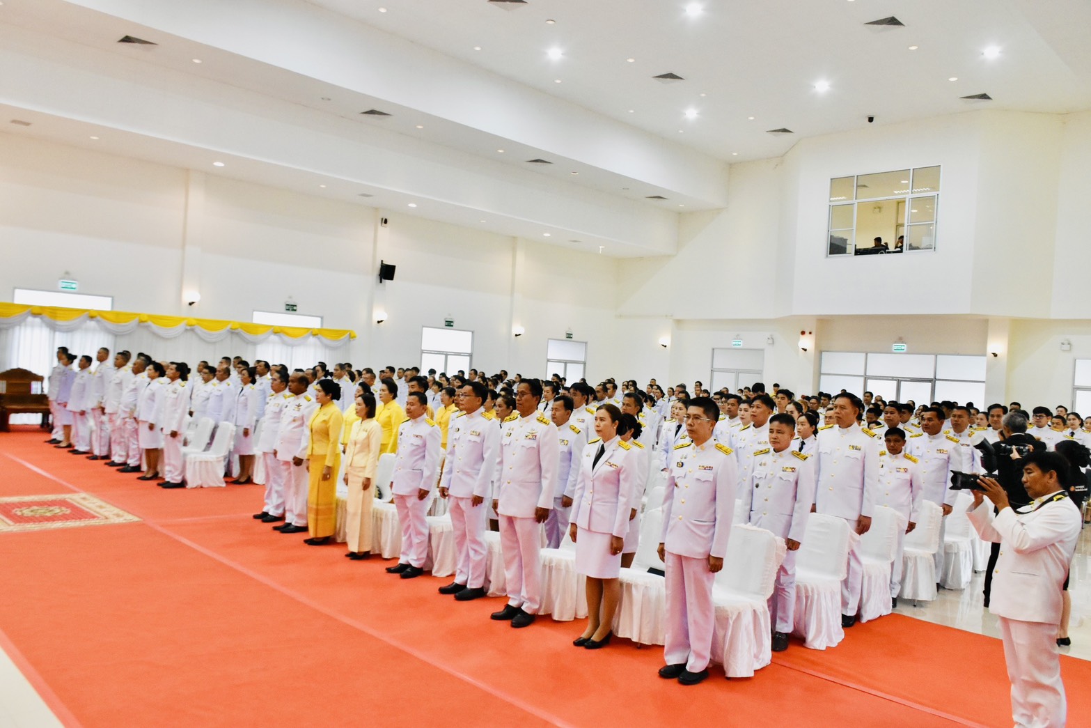 ร่วมพิธีถวายสักการะ วางพานพุ่มดอกไม้สด เบื้องหน้าพระบรมสาทิสลักษณ์ พระบาทสมเด็จพระนั่งเกล้าเจ้าอยู่หัว พระมหาเจษฎาราชเจ้า