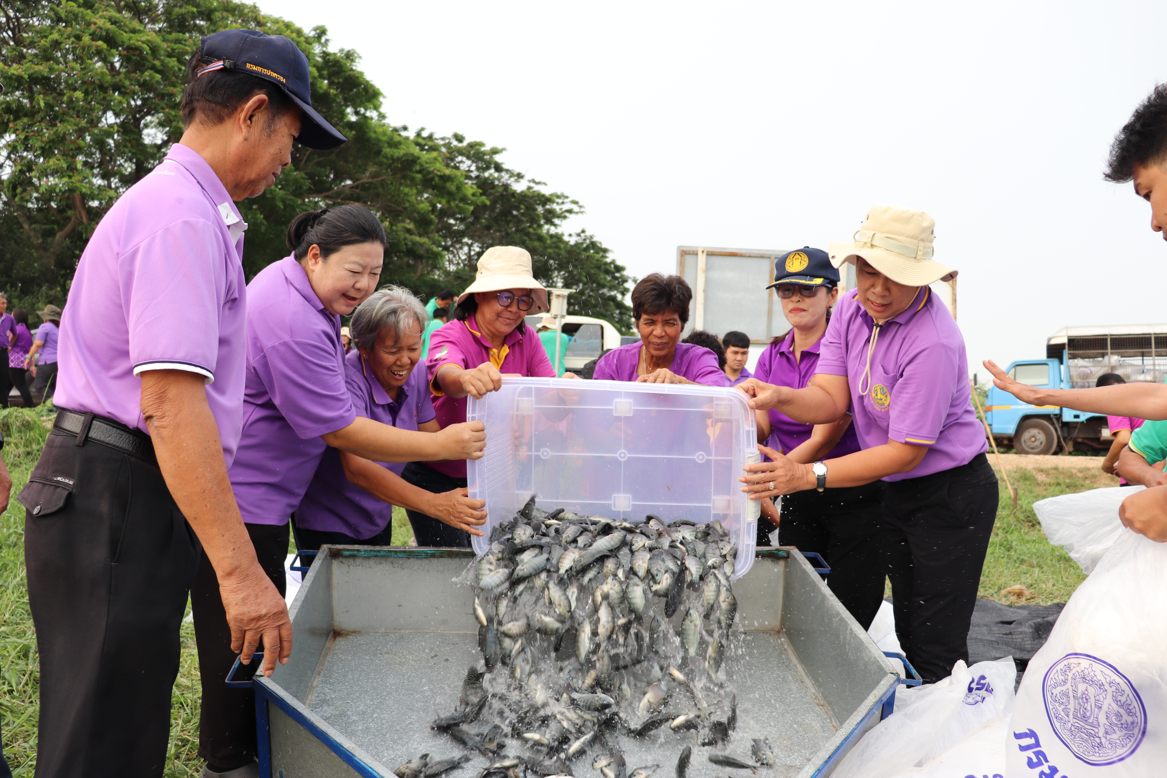 ร่วมปล่อยพันธุ์สัตว์น้ำเศรษฐกิจ 6 ชนิด ณ หนองขโมย และหนองรางยายสา ในพื้นที่อำเภอป่าโมก
