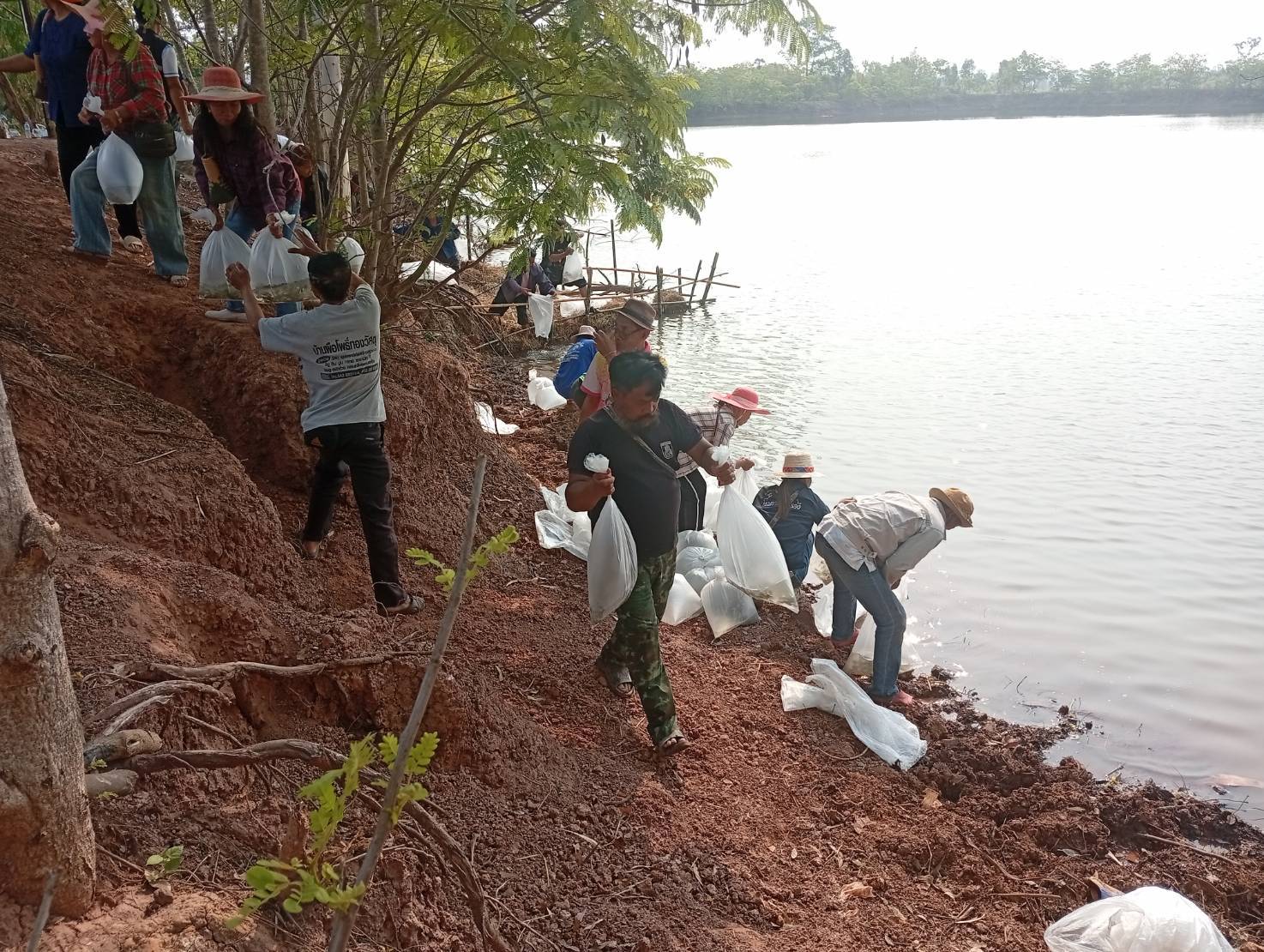 ส่งมอบพันธุ์สัตว์น้ำโครงการเพิ่มประสิทธิภาพการเกษตรมูลค่าสูง สู่เกษตรนวัตกรรมชั้นสูง กิจกรรม ส่งเสริมการเพิ่มผลผลิตสัตว์น้ำในแหล่งน้ำชุมชน ปีงบประมาณ 2568         