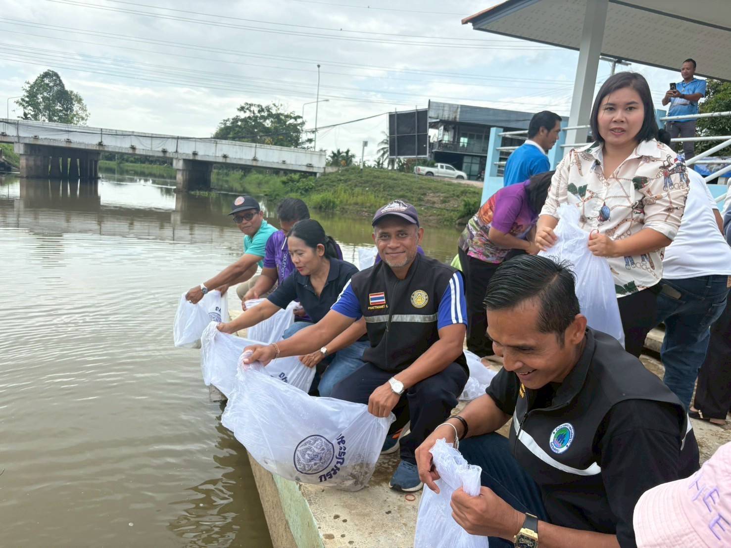 กลุ่มบริหารจัดการด้านการประมง ประมงอำเภอเมืองพัทลุง  ร่วมปล่อยพันธุ์สัตว์น้ำ โครงการบริหารจัดทรัพยากรประมง ณ หนองน้ำควนถบ ตำบลพญาขัน อำเภอเมืองพัทลุง  ชนิดปลาตะเพียนขาว จำนวน 12,000 ตัว..คลิก