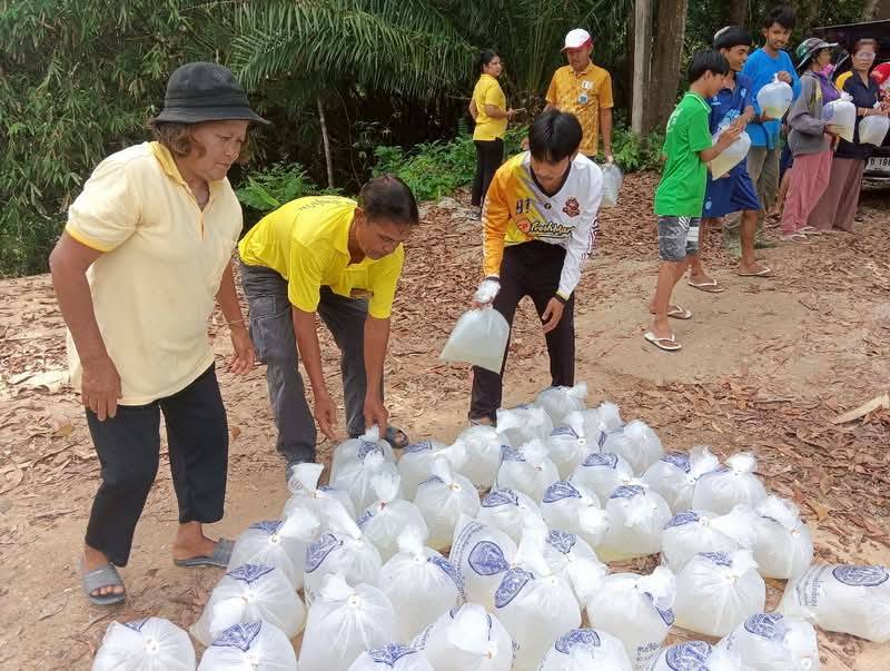 กลุ่มบริหารจัดการด้านการประมง พร้อมด้วย เจ้าหน้าที่ ศูนย์วิจัยและพัฒนาประมงน้ำจืดพัทลุง ร่วมปล่อยพันธุ์สัตว์น้ำ  กุ้งก้ามกราม จำนวน 200,000 ตัว ลงสู่แหล่งน้ำห้วยทราย หมู่ 1  ตำบลเกาะเต่า อำเภอป่าพะยอม จังหวัดพัทลุง..คลิก