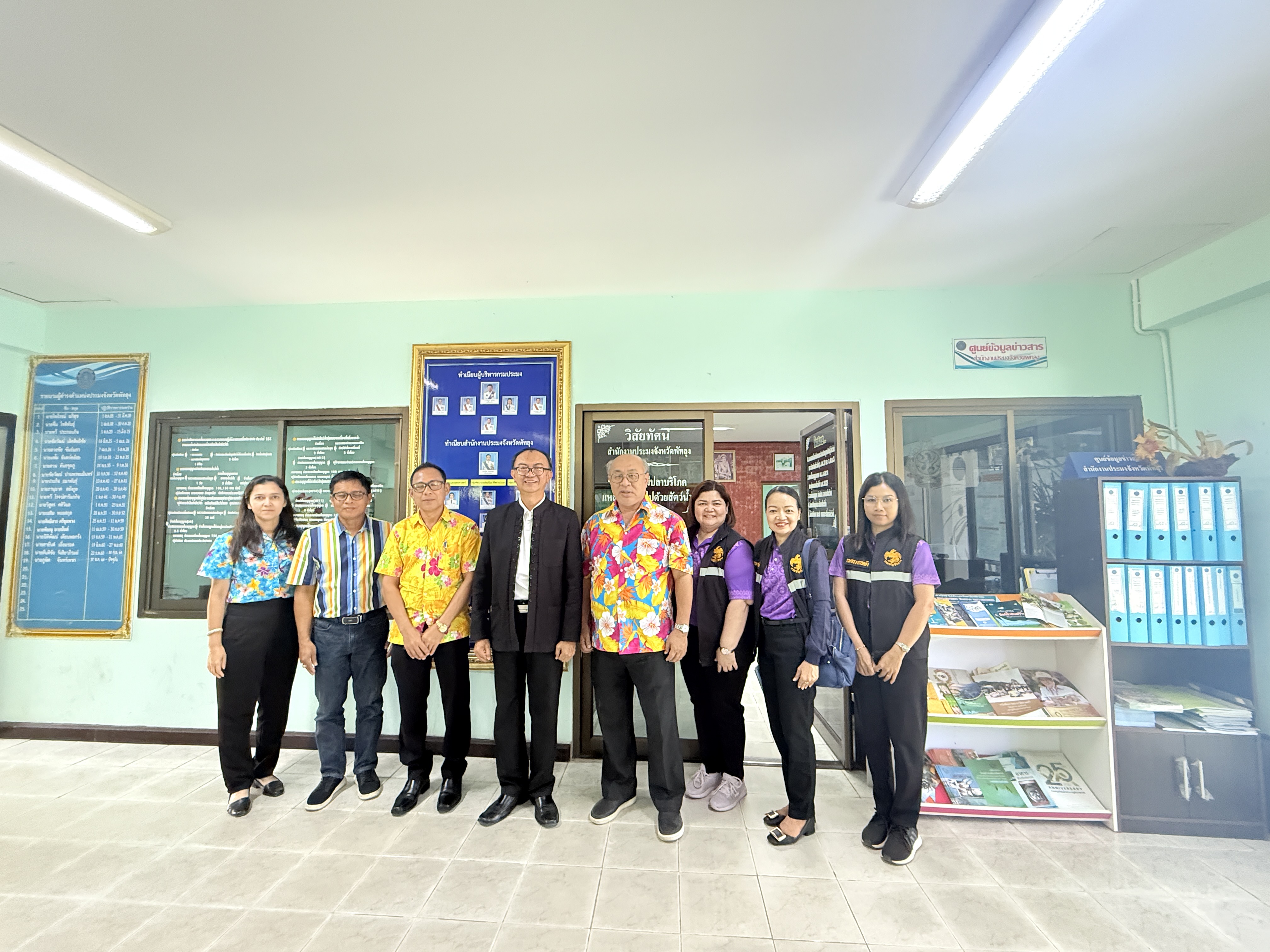 ประมงจังหวัดพัทลุง พร้อมด้วย หัวหน้ากลุ่มพัฒนา และส่งเสริมอาชีพการประมง หัวหน้ากลุ่มบริหารจัดการด้านการประมง  หัวหน้ากลุ่มบริหารและยุทธศาสตร์ ให้การต้อนรับ  นายปิยะเกียรติ ลิ้มประยูรวงศ์ คลังจังหวัดพัทลุง และ เจ้าหน้าที่จากสำนักงานคลังจังหวัดพัทลุง ในการลงพื้นที่ เพื่อสร้าง ความสัมพันธ์อันดี สร้างความเข้าใจ และแลกเปลื่ยนเรียนรู้ระหว่าง สำนักงานคลังจังหวัดพัทลุง กับ สำนักงานประมงจังหวัดพัทลุง..คลิก