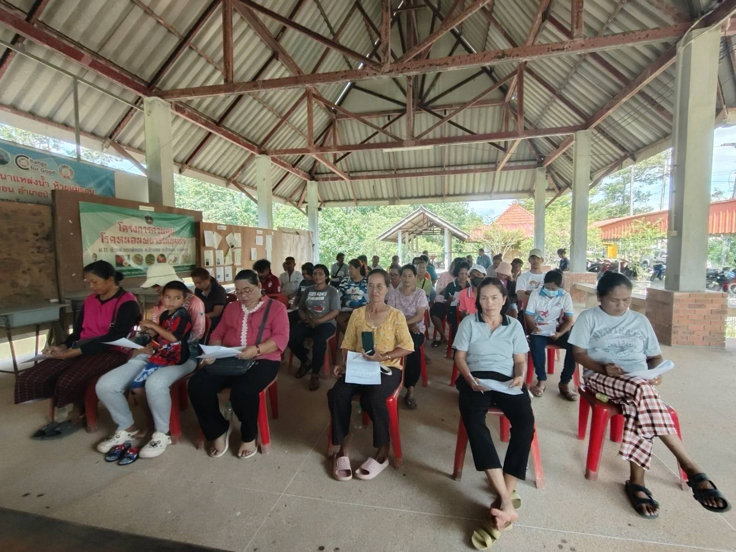 ประมงอำเภอป่าบอน และ ปลัดอำเภอประจำตำบลป่าบอน  ลงพื้นที่เพื่อรับฟังความคิดเห็นจากราษฎร หมู่ที่ 11 ตำบลป่าบอน  เพื่อประกอบการประเมินผลการปฏิบัติหน้าที่ของผู้ใหญ่บ้าน  ณ ศาลาหมู่บ้าน หมู่ที่ 11 ตำบลป่าบอน อำเภอป่าบอน  จังหวัดพัทลุง..คลิก