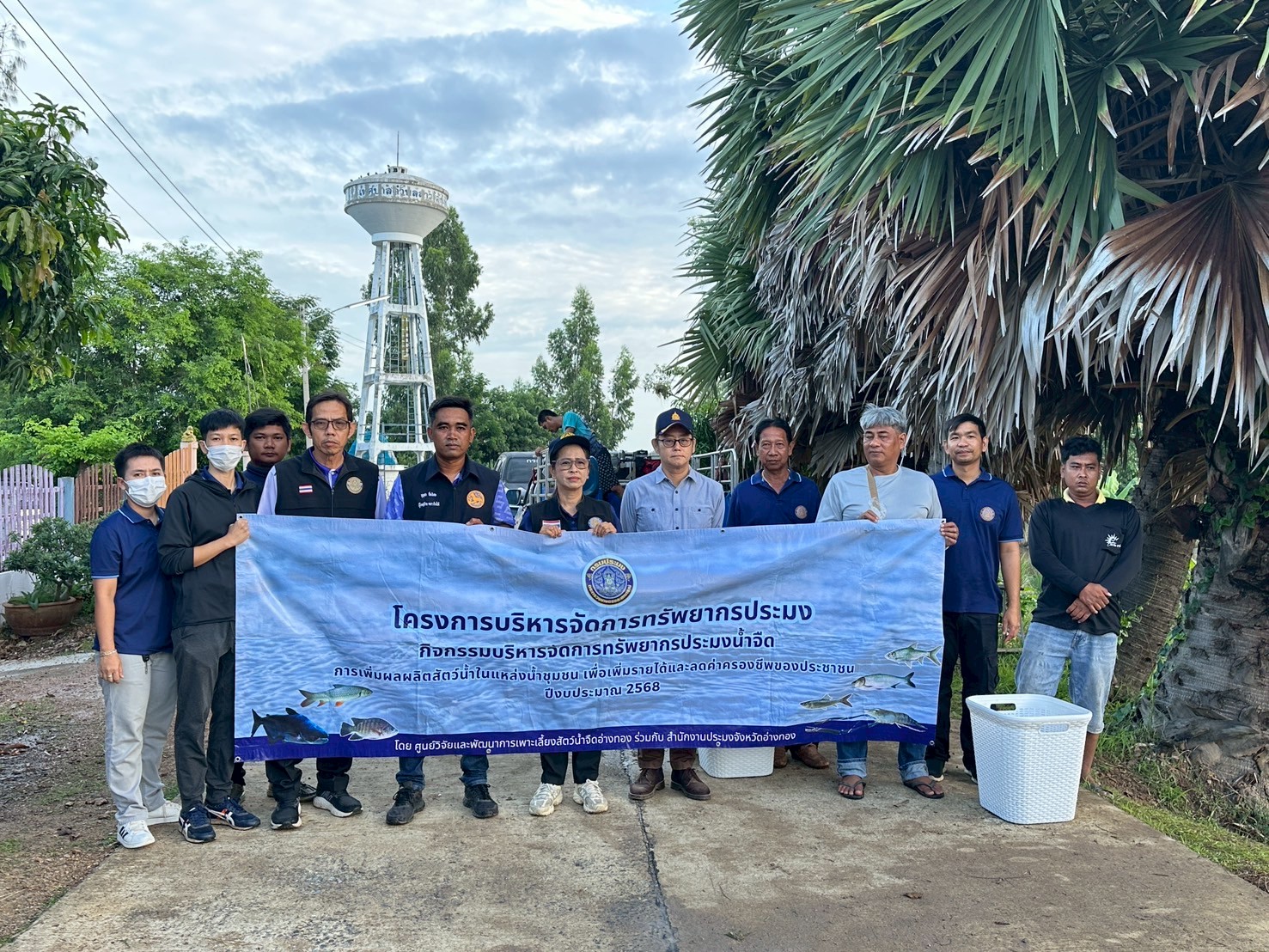 ร่วมปล่อยพันธุ์สัตว์น้ำเศรษฐกิจ พันธุ์กุ้งก้ามกราม ณ บึงห้วยคล้า ในพื้นที่อำเภอวิเศษชาญ หนองลาดใหญ่และหนองคชบาล ในพื้นที่อำเภอไชโย จังหวัดอ่างทอง