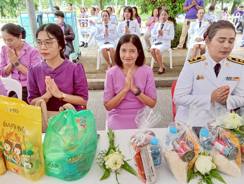 ร่วมพิธีเจริญพระพุทธมนต์และทำบุญตักบาตรถวายราชกุศล สมเด็จพระนางเจ้าฯ พระบรมราชินี..คลิก