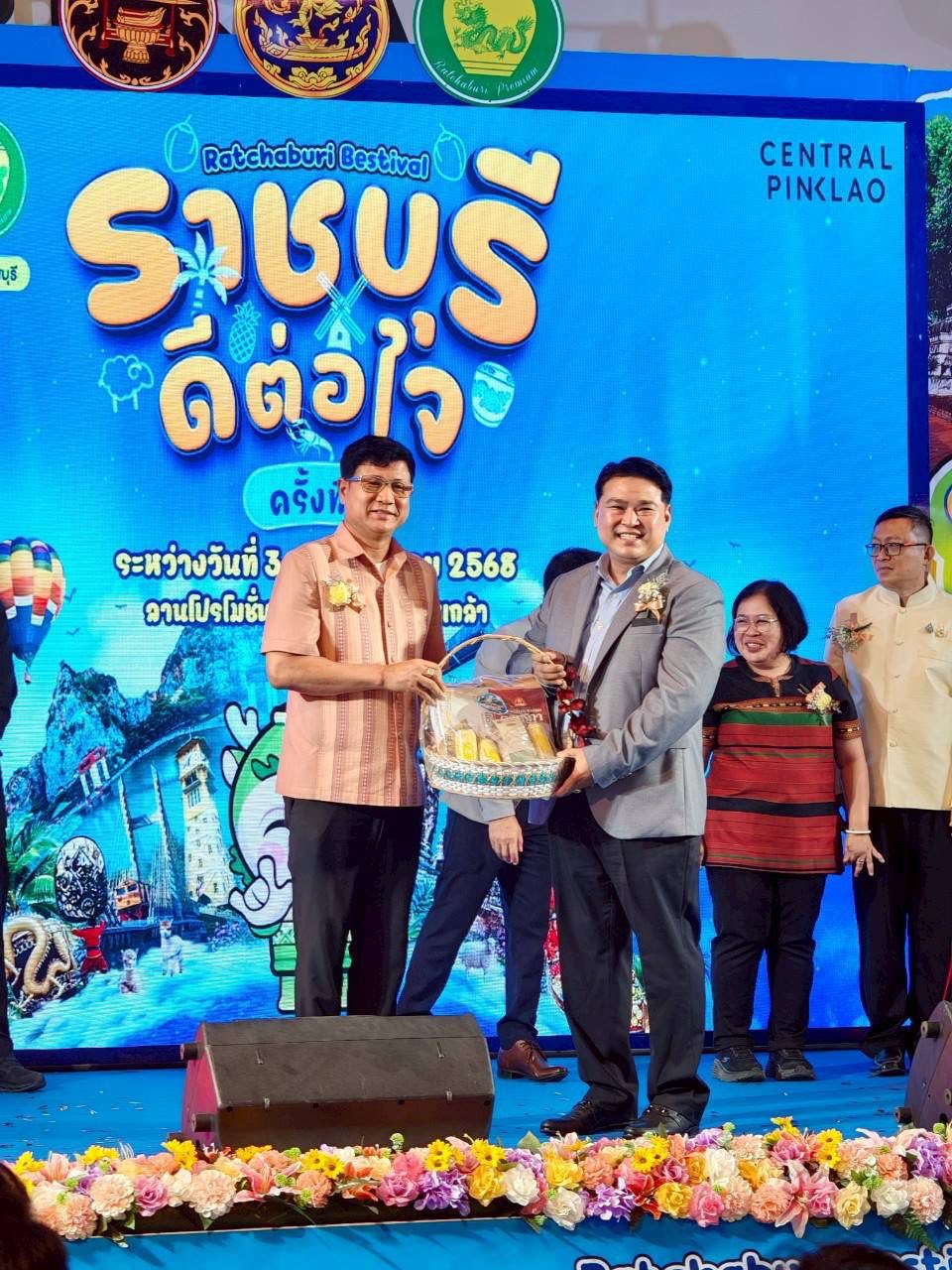 เข้าร่วมพิธีเปิดงานแสดงและจำหน่ายสินค้า 