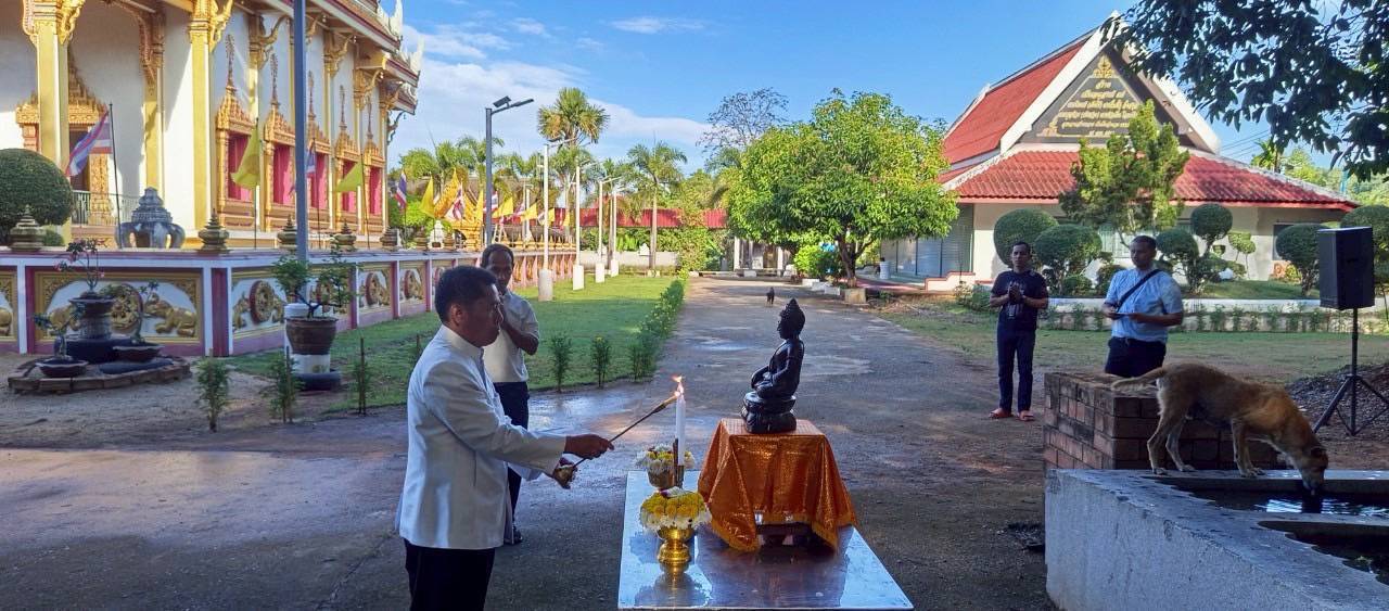 เข้าร่วมพิธีตักบาตรดอกไม้ และพิธีแห่ผ้าขึ้นห่มมณฑปที่ประดิษฐานรอยพระพุทธบาท