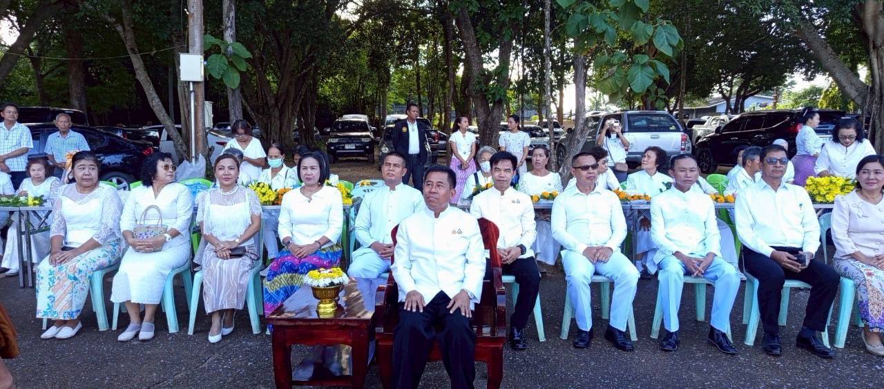 เข้าร่วมพิธีตักบาตรดอกไม้ และพิธีแห่ผ้าขึ้นห่มมณฑปที่ประดิษฐานรอยพระพุทธบาท