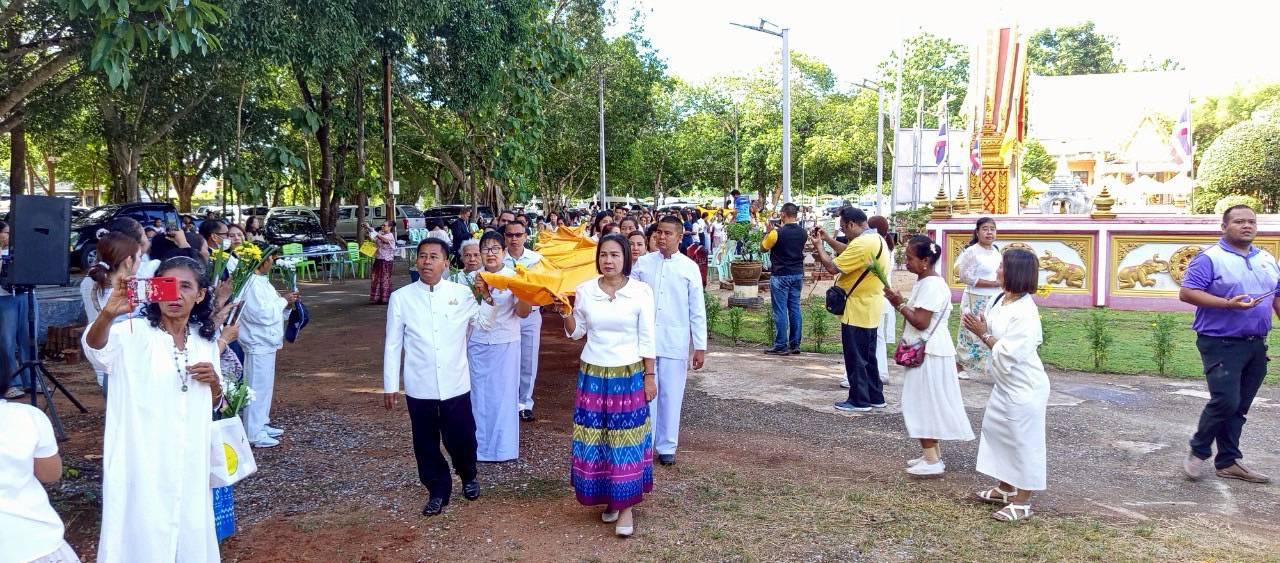 เข้าร่วมพิธีตักบาตรดอกไม้ และพิธีแห่ผ้าขึ้นห่มมณฑปที่ประดิษฐานรอยพระพุทธบาท..คลิก
