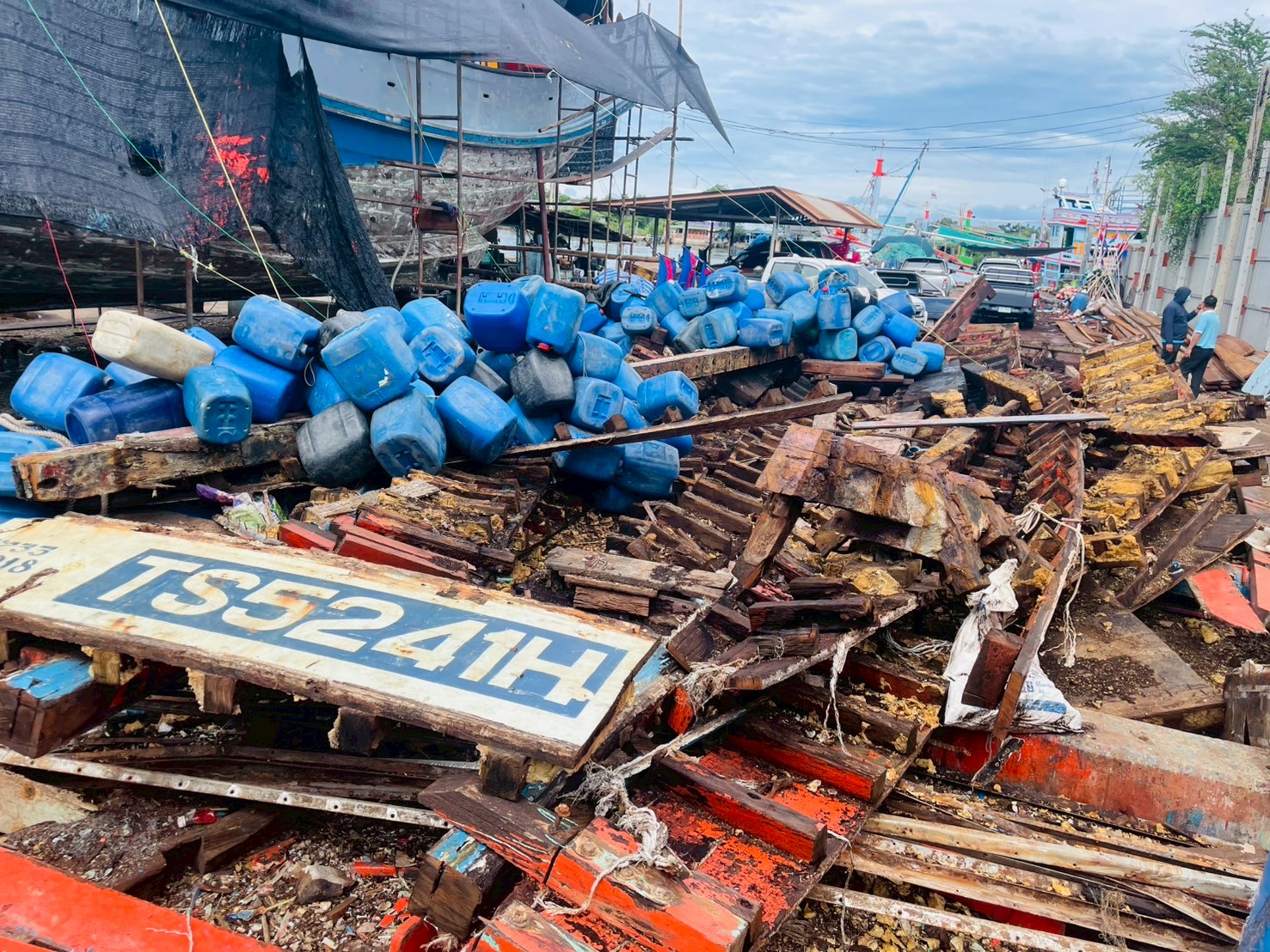 ตรวจสอบเรือประมงที่เข้าร่วมโครงการนำเรือประมงออกนอกระบบ