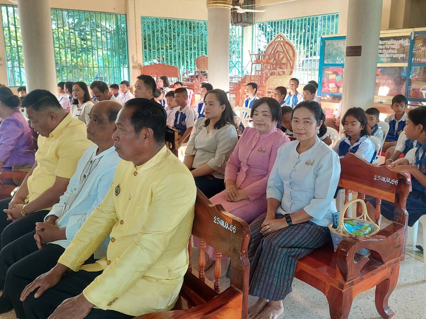 ประมงอำเภอวารินชำราบ ร่วมกิจกรรมถนนสายวัฒนธรรม นำทางสู่ศีลและการสงเคราะห์ นายอำเภอพาเข้าวัด แต่งผ้าไทยตักบาตรทุกวันธรรมะสวนะ