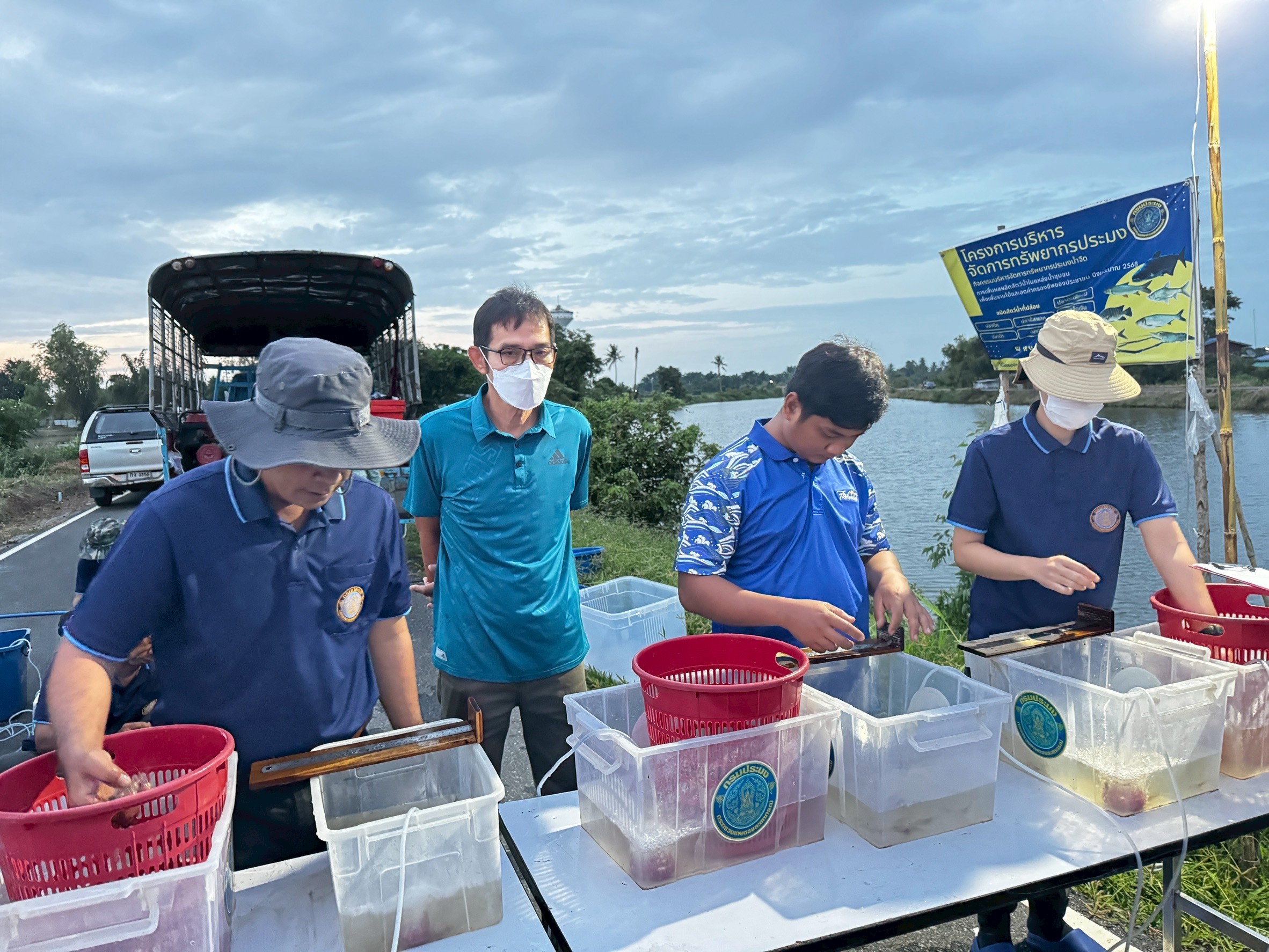 ร่วมปล่อยพันธุ์สัตว์น้ำเศรษฐกิจ พันธุ์กุ้งก้ามกราม ณ หนองวังนาค ในพื้นที่อำเภอแสวงหา บึงคลองแพและบึงบ้านเชียง ในพื้นที่อำเภอสามโก้ จังหวัดอ่างทอง