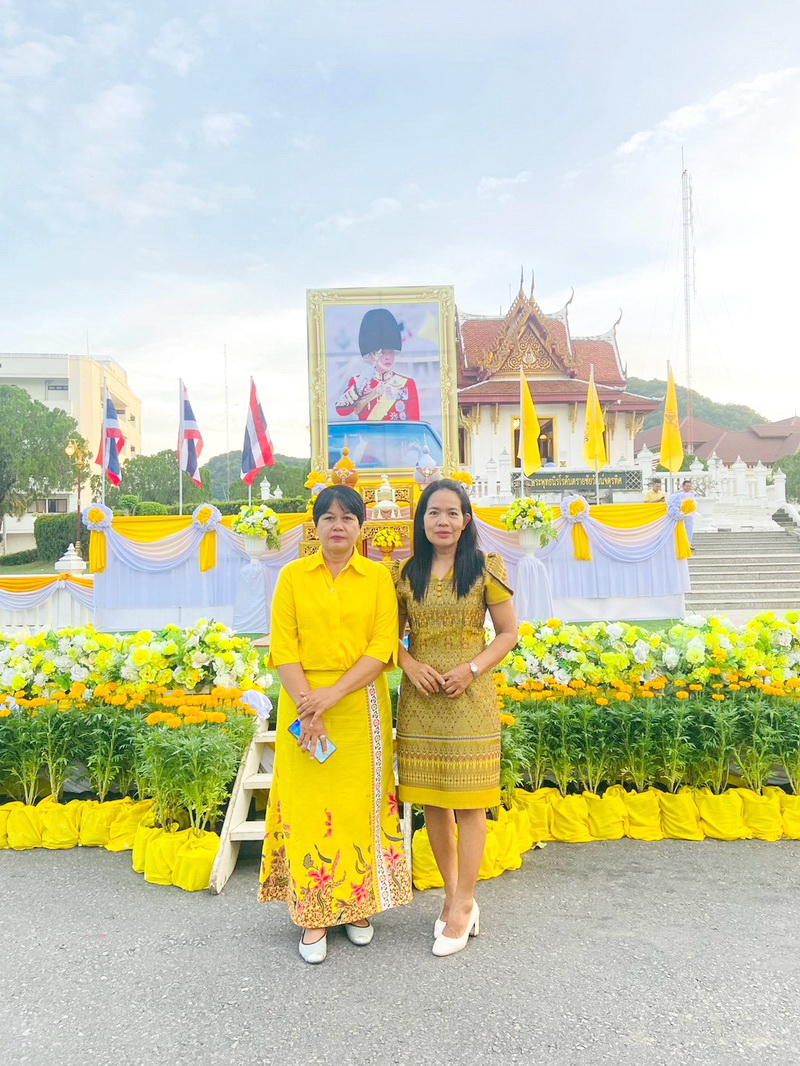 ร่วมพิธีเจริญพระพุทธมนต์และทำบุญตักบาตรถวายราชกุศล..คลิก