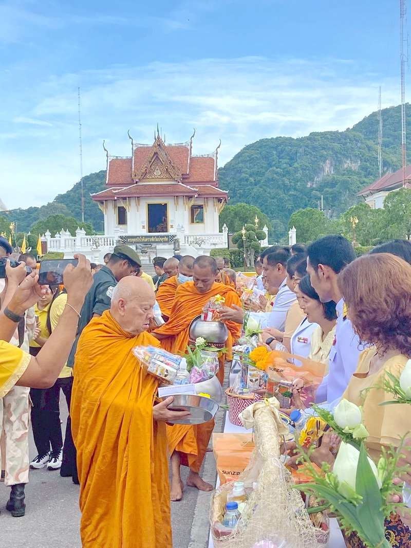 ร่วมพิธีเจริญพระพุทธมนต์และทำบุญตักบาตรถวายราชกุศล