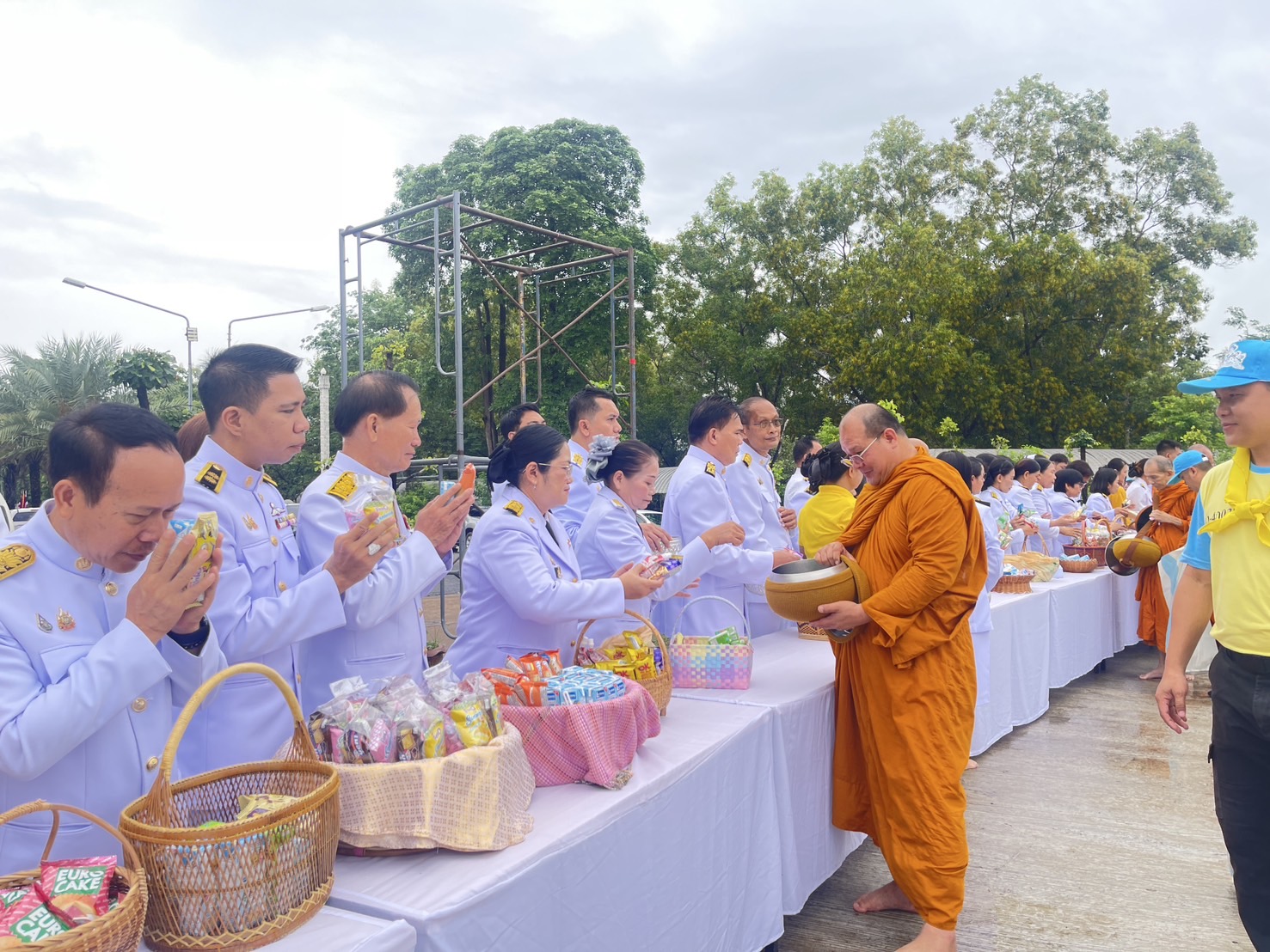 ร่วมพิธีเจริญพระพุทธมนต์และพิธีทำบุญตักบาตร..คลิก