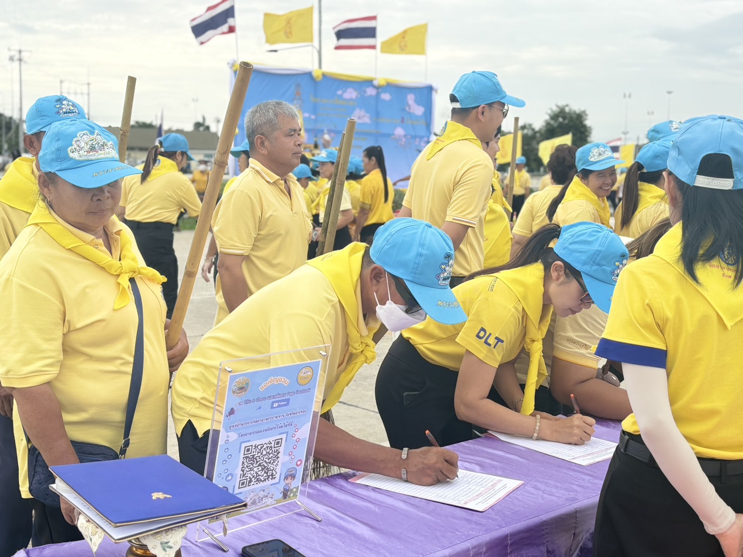 ผู้ว่า ฯ อ่างทอง นำจิตอาสาปรับปรุงภูมิทัศน์แนวเขื่อนลำท่าแดง แสดงพลังทำความดีด้วยหัวใจเฉลิมพระเกียรติพระบาทสมเด็จพระเจ้าอยู่หัว