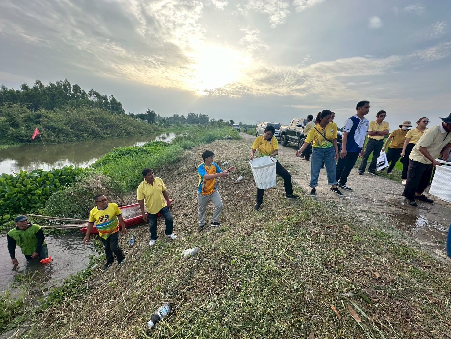 ร่วมปล่อยพันธุ์สัตว์น้ำเศรษฐกิจ พันธุ์กุ้งก้ามกราม ณ หนองอีล้ำ หนองหลวง ในพื้นที่อำเภอโพธิ์ทอง หนองขันเหลา และหนองสามง่ามน้อย ในพื้นที่อำเภอไชโย จังหวัดอ่างทอง