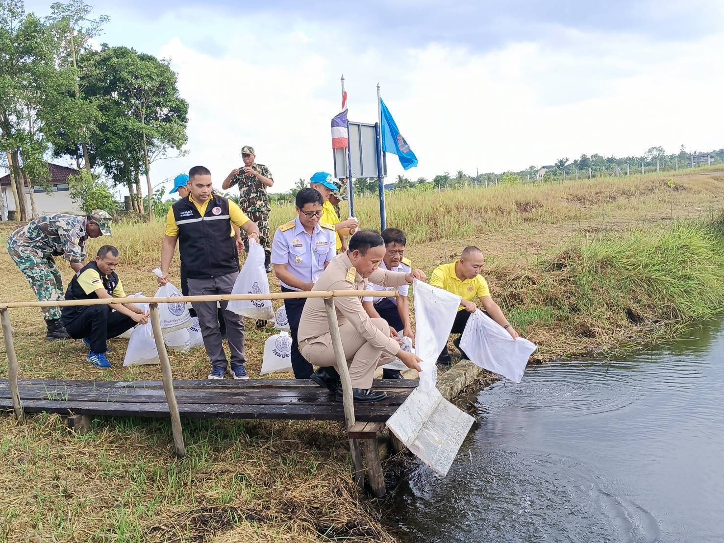 กลุ่มบริหารจัดการด้านการประมง และประมงอำเภอควนขนุน  ร่วมต้อนรับพลเอก พรมงคล พึ่งเสมา ผู้อำนวยการสำนักงานประสานโครงการอันเนื่องมาจากพระราชดำริและความมั่นคงกองทัพบก และคณะ ในการเดินทางมาติดตามผลการดำเนินงานโครงการอันเนื่องมาจากพระราชดำริ ศูนย์ศิลปาชีพบ้านหัวป่าเขียว หมู่ที่ 7  ตำบลทะเลน้อย อำเภอควนขนุน จังหวัดพัทลุง