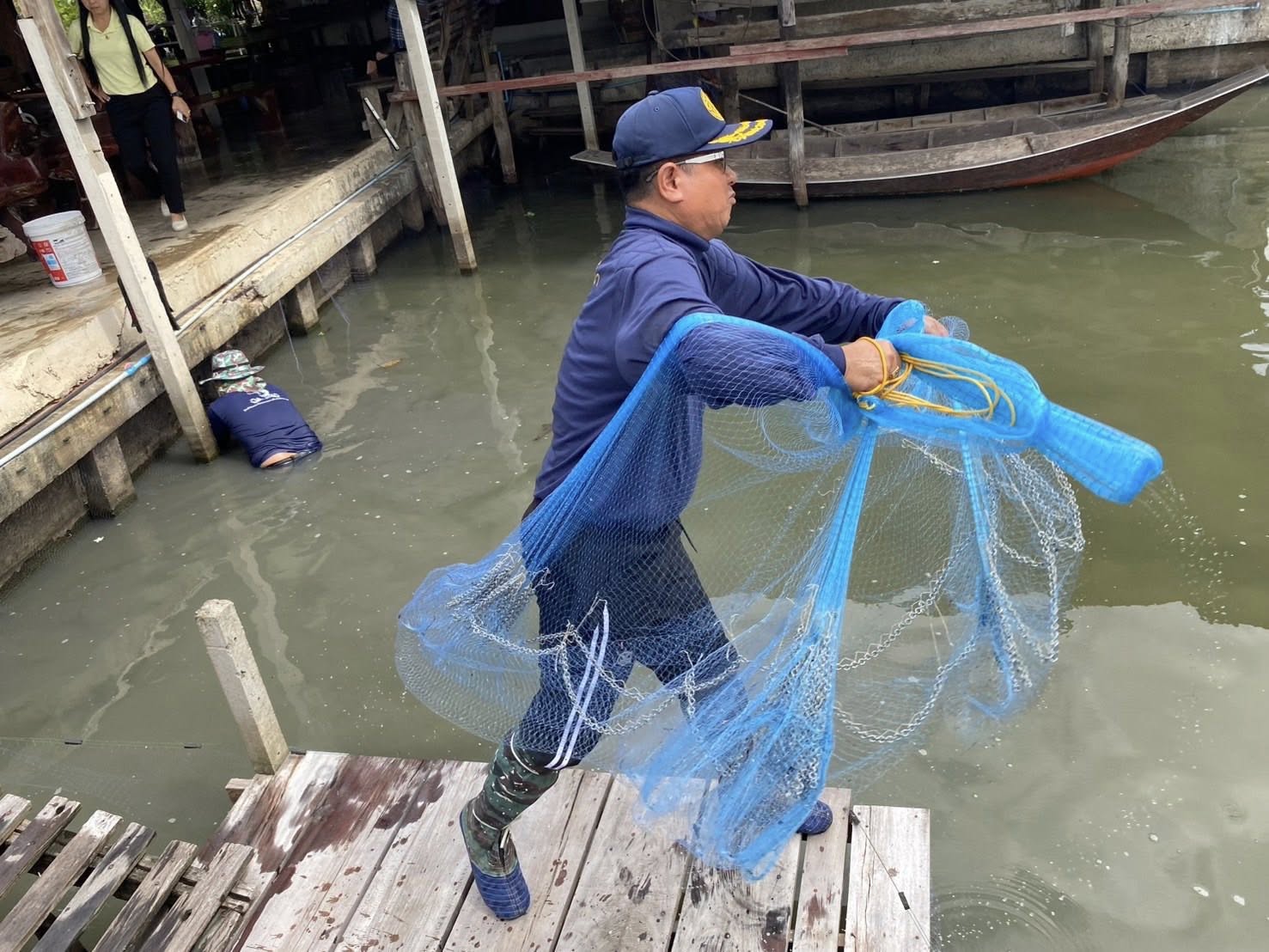 ร่วมทำกิจกรรมลงแขกลงคลองกำจัดปลาหมอคางดำ ตามแผนการแก้ไขปัญหาการแพร่ระบาดของปลาหมอคางดำจังหวัดราชบุรี อำเภอดำเนินสะดวก 