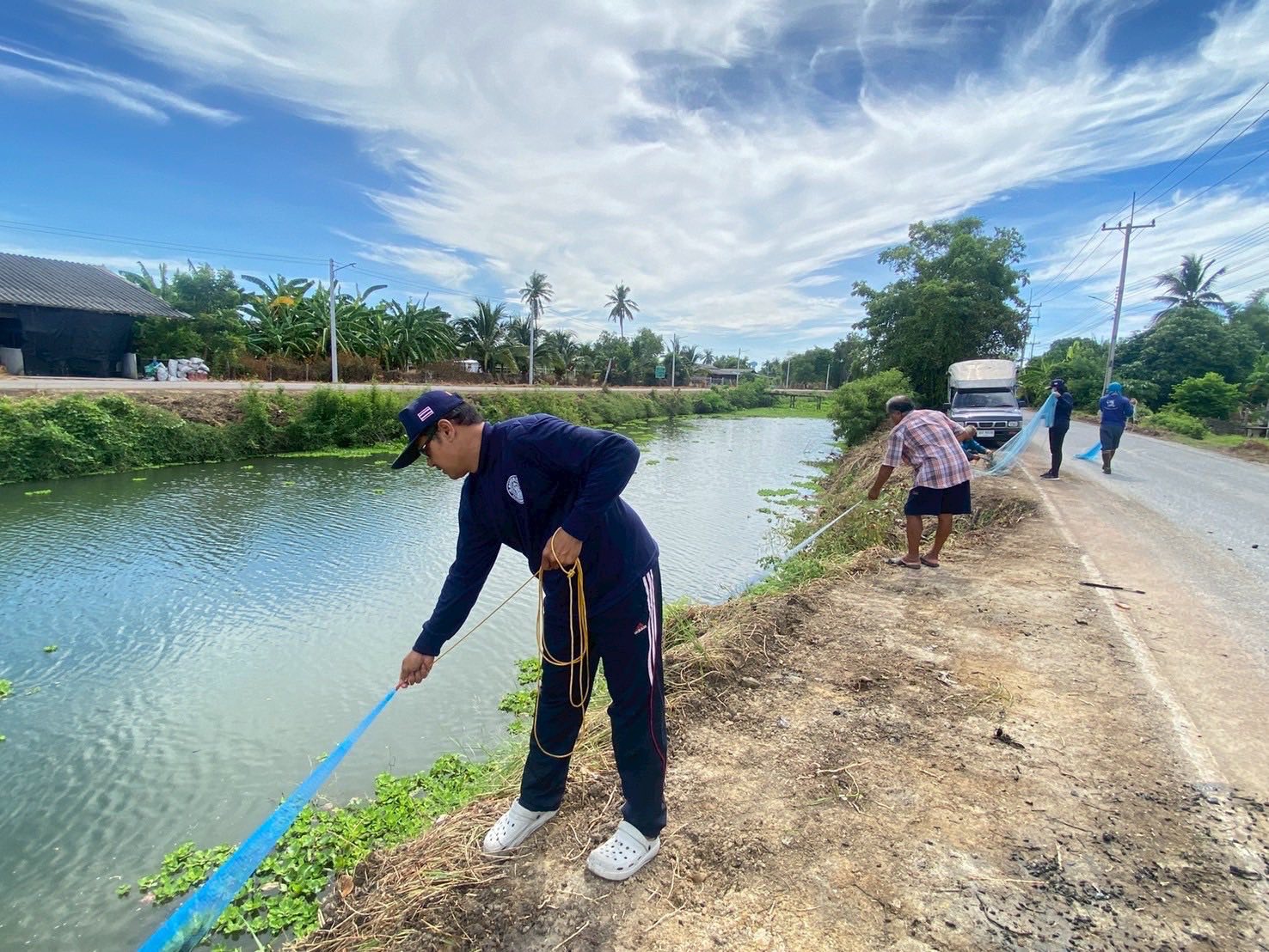  ร่วมทำกิจกรรมลงแขกลงคลองกำจัดปลาหมอคางดำ 