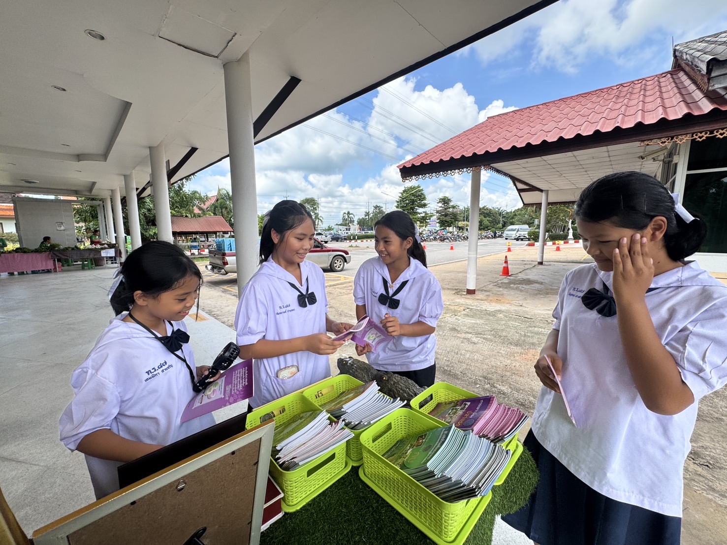 ประมงอำเภอสิรินธร ร่วมต้อนรับคณะกรรมการประเมินรับรองคุณภาพสถานพยาบาล และร่วมจัดนิทรรศการประมง..คลิก