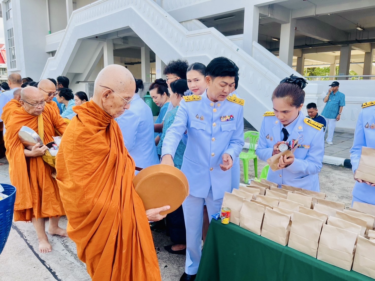 ร่วมพิธีเจริญพระพุทธมนต์และทำบุญตักบาตร เพื่อถวายเป็นพระราชกุศลเนื่องในโอกาสวันเฉลิมพระชนมพรรษา สมเด็จพระนางเจ้าสิริกิติ์ พระบรมราชินีนาถ พระบรมราชชนนีพันปีหลวง